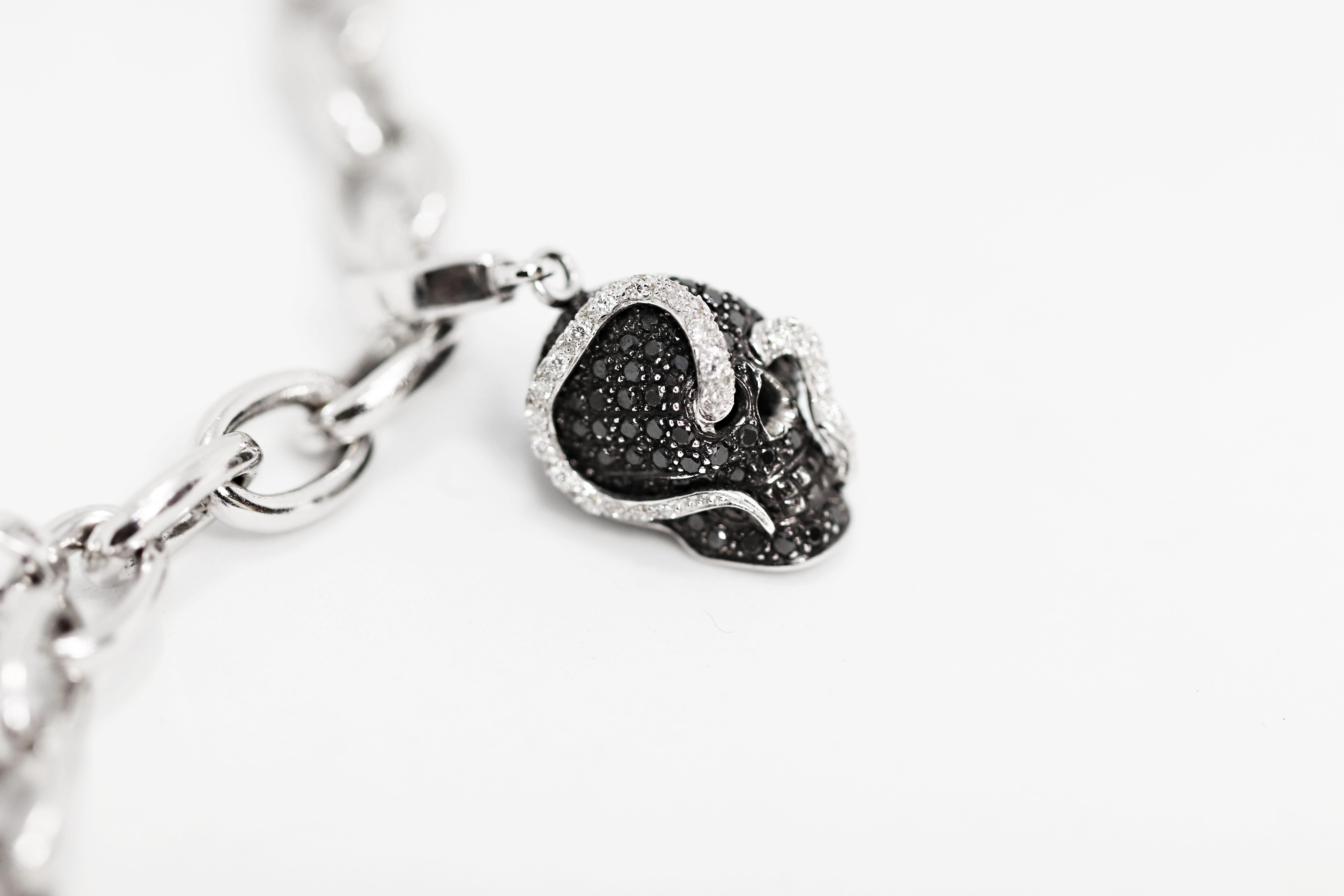 Theo Fennell Pulsera de oro de 18 quilates con colgante de calavera y cuerno de rubí y diamantes en venta 1