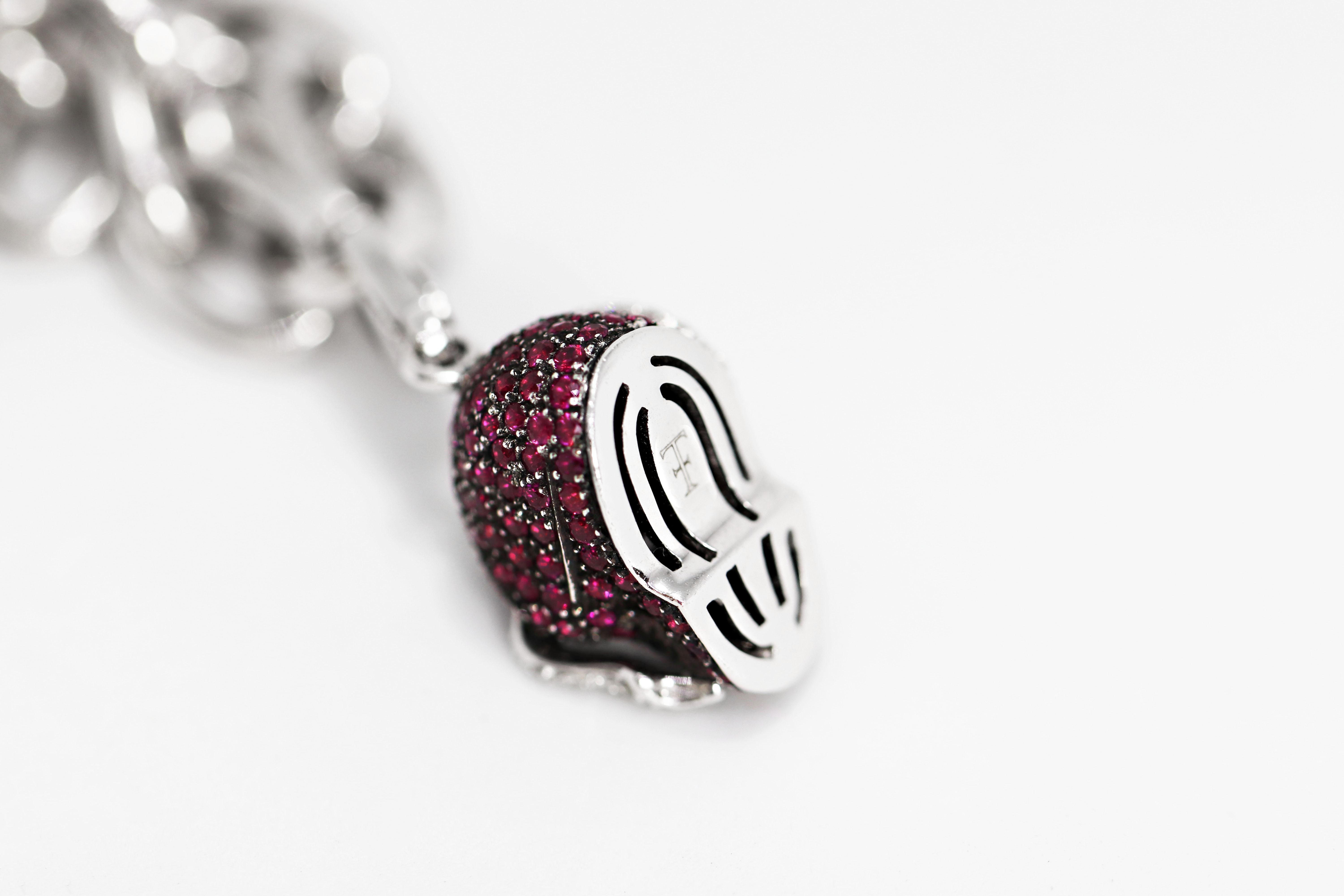 Theo Fennell Pulsera de oro de 18 quilates con colgante de calavera y cuerno de rubí y diamantes en venta 3