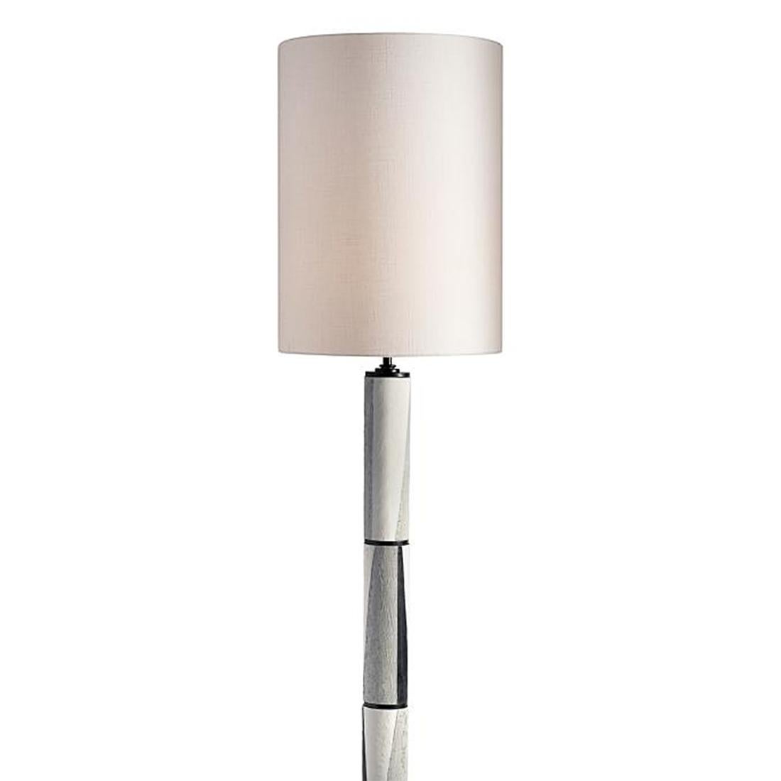 Floor lamp Theo with earthenware base
with linen shade included. 1 bulb, lamp holder
type E27, max 40 watt. Bulb not included.
Also available in table lamp Theo.