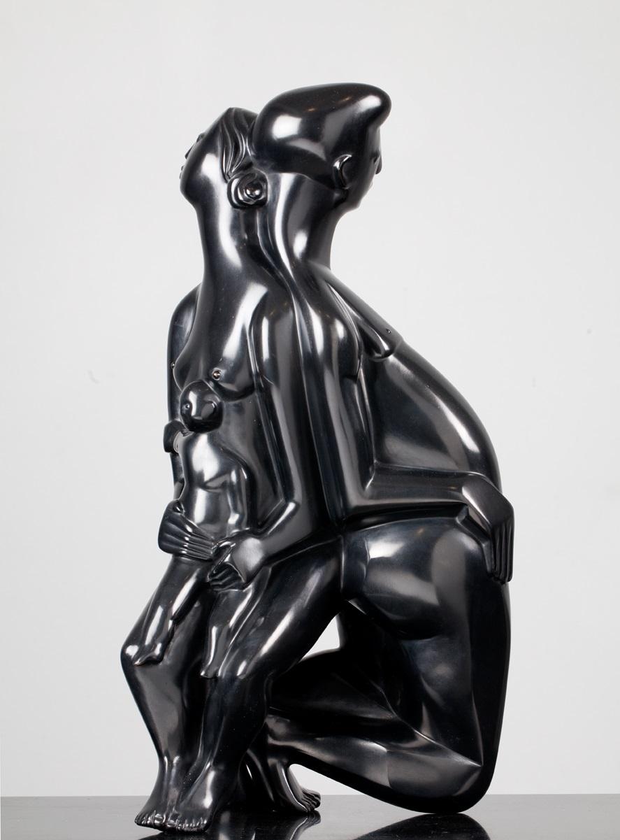 Sculpture en bronze Family Familia, enfant de parents noirs, en stock - Noir Figurative Sculpture par Theo Mackaay