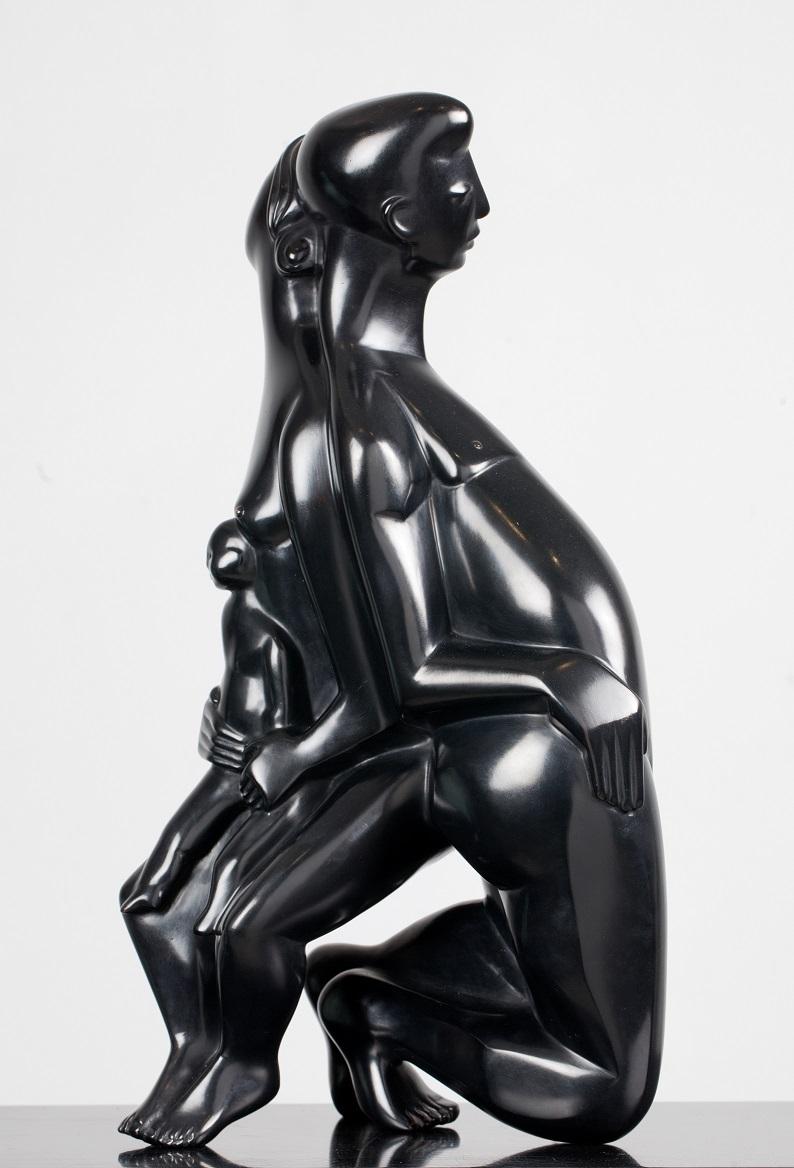 Family Familia Bronze Sculpture Black Parents Child In Stock
Theo Mackaay (1950) Utrecht, the Netherlands

Mackaay works with recognizable shape:: women, men and animals, with a pointer at the primal form. Archetypal motives like warriors, women,