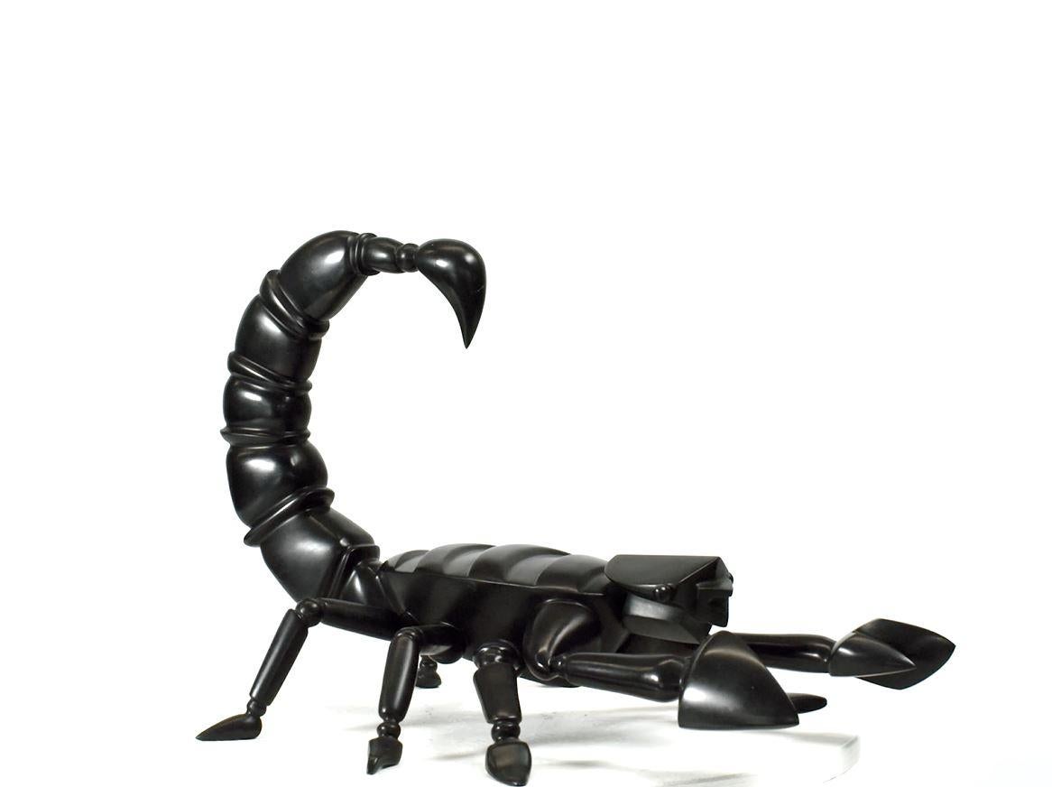 Schorpioen Scorpio Scorpion Sculpture en bronze Signe du zodiaque Constellation  - Or Figurative Sculpture par Theo Mackaay