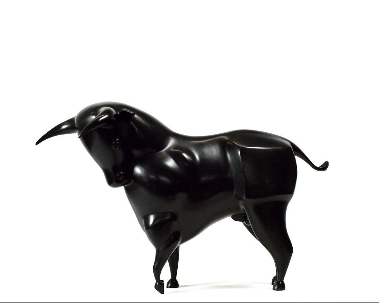 Stier Taurus Bull Zodiac Bronze Sculpture Contemporary Black Patina

Theo Mackaay (1950)

Mackaay works with recognizable shape:: women, men and animals, with a pointer at the primal form. Archetypal motives like warriors, women, horses, archers,