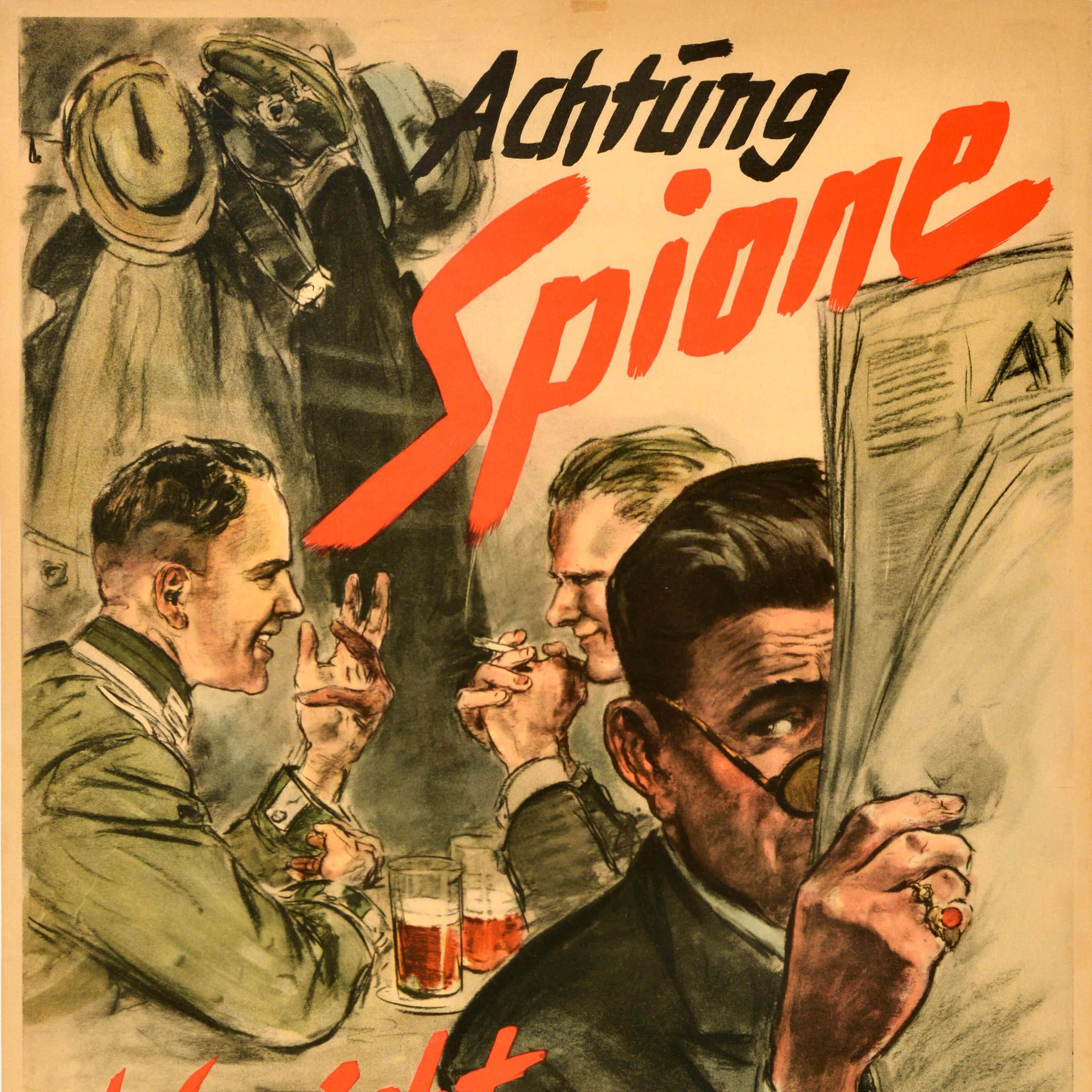 Original Vintage Propaganda Poster - Achtung Spione Vorsicht bei Gesprächen! / Achtung Spione Vorsicht bei Gesprächen! - mit einer Illustration von zwei Soldaten, die sich bei einem Bier unterhalten, während ein Mann im Vordergrund zuhört und so