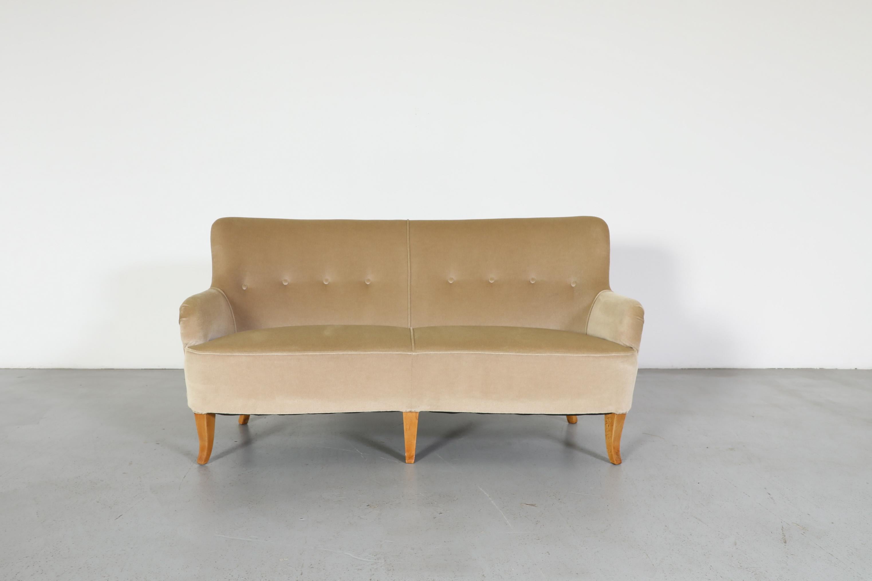 Charmant canapé trois places du milieu du siècle dernier attribué au designer néerlandais Theo Ruth pour Artifort, connu pour ses sièges innovants et sculpturaux des années 1950 et 1960. Cette pièce a conservé son revêtement en mohair aux tons
