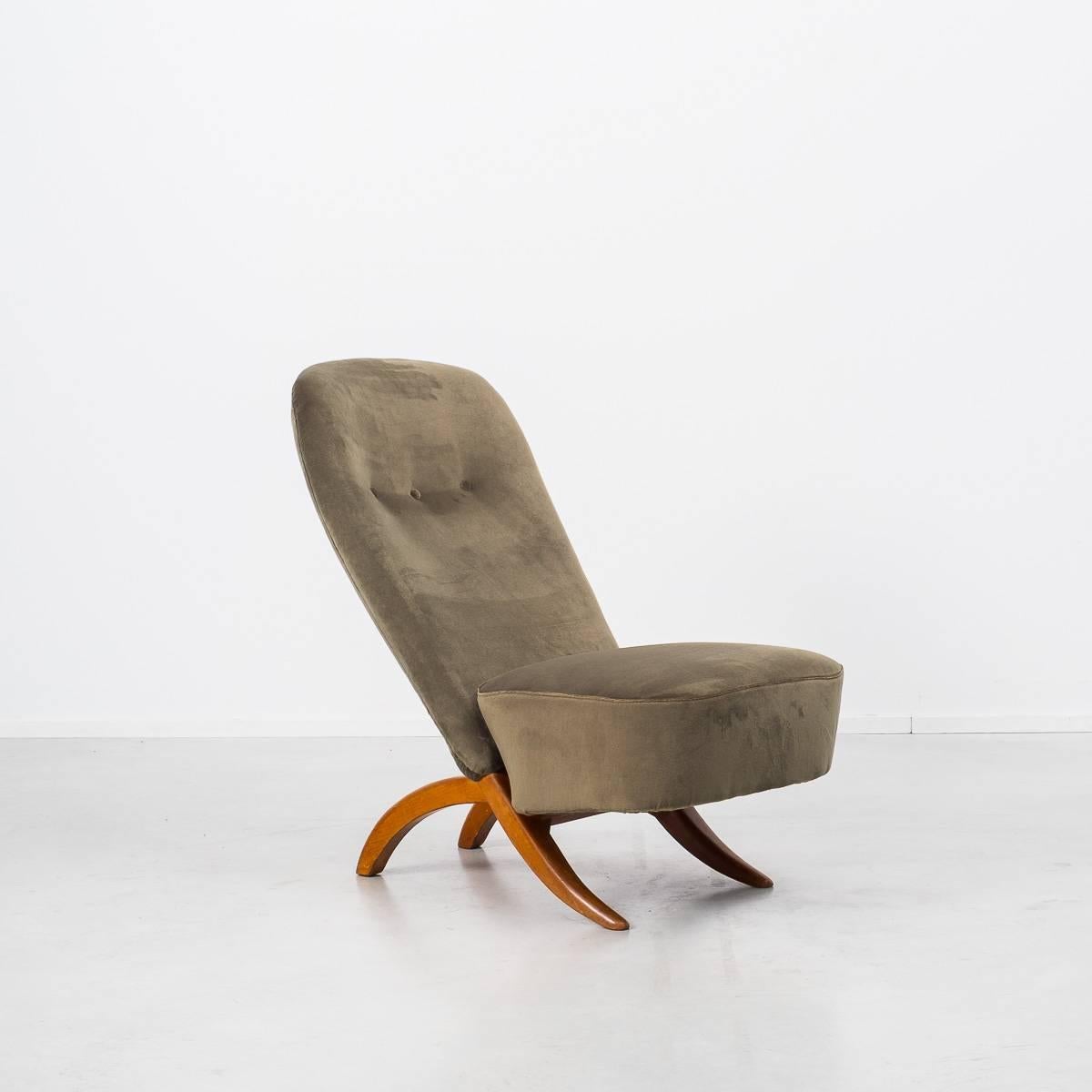 This eye-catching chair designed by Theo Ruth for Artifort cuts a really pleasing profile. Ruth joined Artifort in 1936 as a skilled furniture maker working across their entire range. In a short period of time after joining them he was promoted to