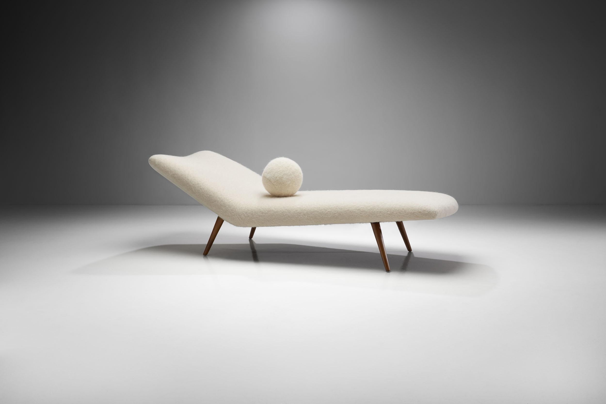 This eye-catching daybed was designed by Theo Ruth in 1947 and manufactured in a limited series. The keywords around this model are quality, comfort and understated elegance.

The slender, slightly conical wooden legs are made from patinated