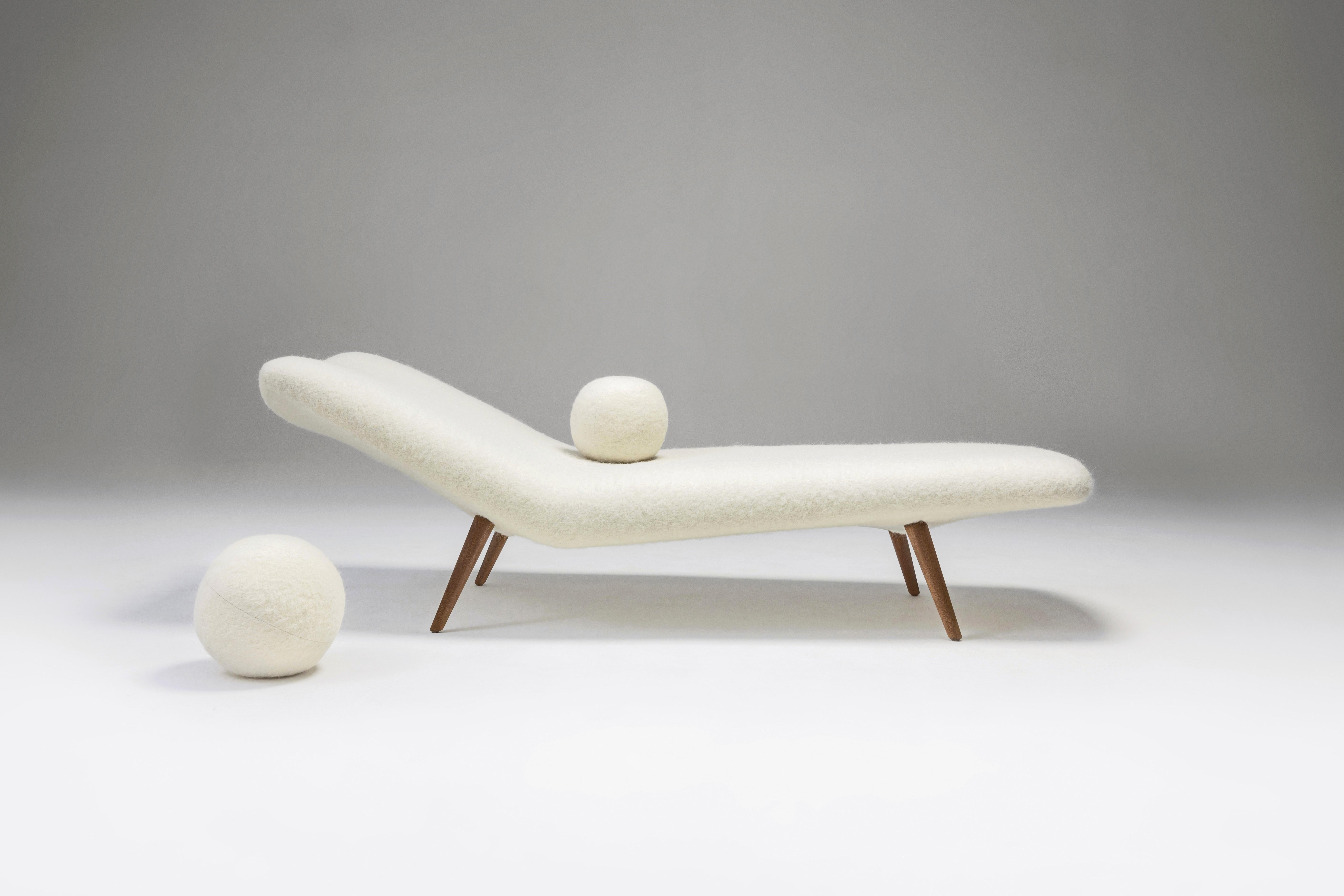 This Mid-Century Modern daybed was designed by Theo Ruth in 1947 and produced by Eugen Schmidt Soloform, Artifort in a limited series.

That is a veritable reflection of the spectacularity, quality and comfort in the material world. The sublime