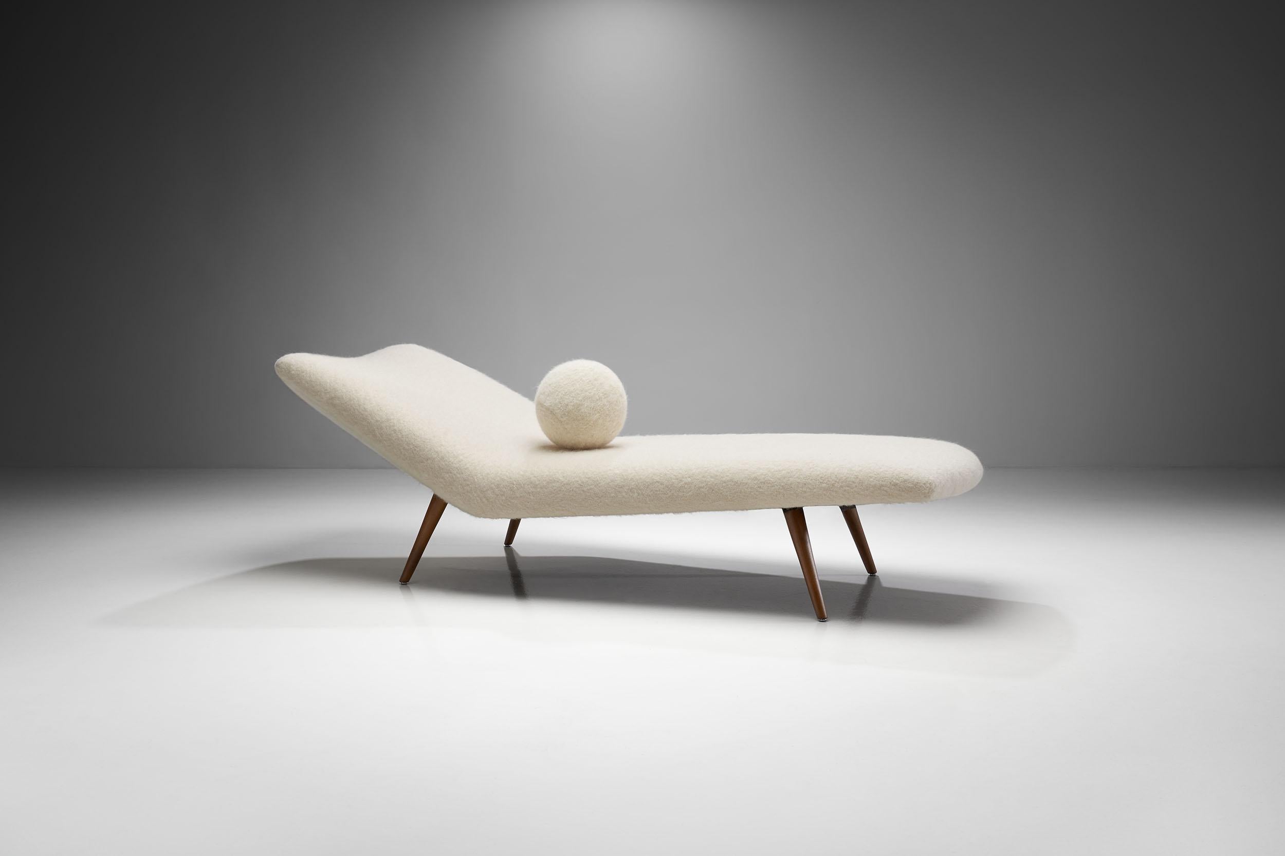 This eye-catching daybed was designed by Theo Ruth in 1947 and manufactured in a limited series. The key words around this model are quality, comfort and understated elegance.

The slender, slightly conical wooden legs are made from patinated