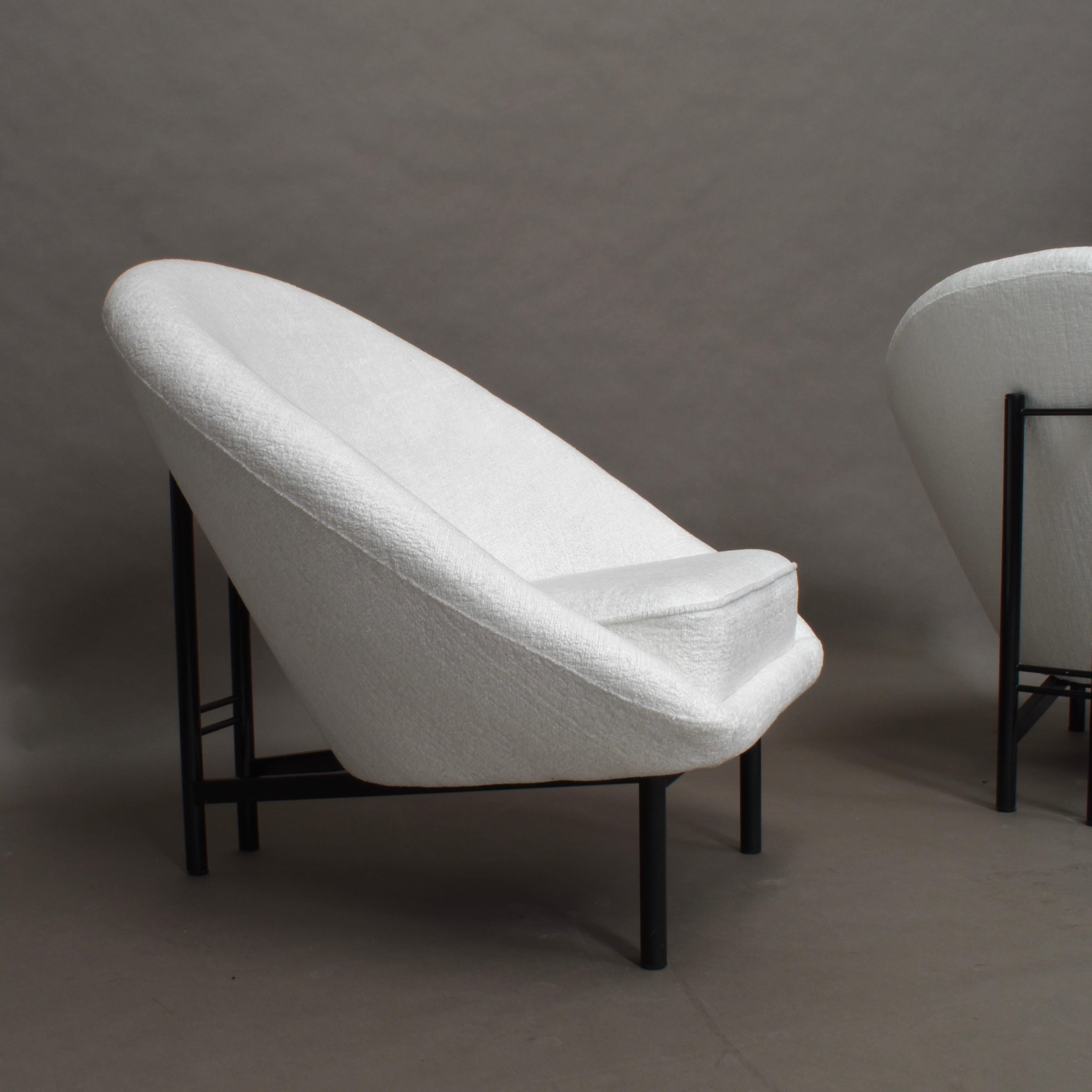 Very rare Theo Ruth armchair model F815 for Artifort, Netherlands, 1958. The listing and price are for one chair.
This is a very rare and sophisticated center-piece.

The chair has been reupholstered in a high quality white fabric by Keymer