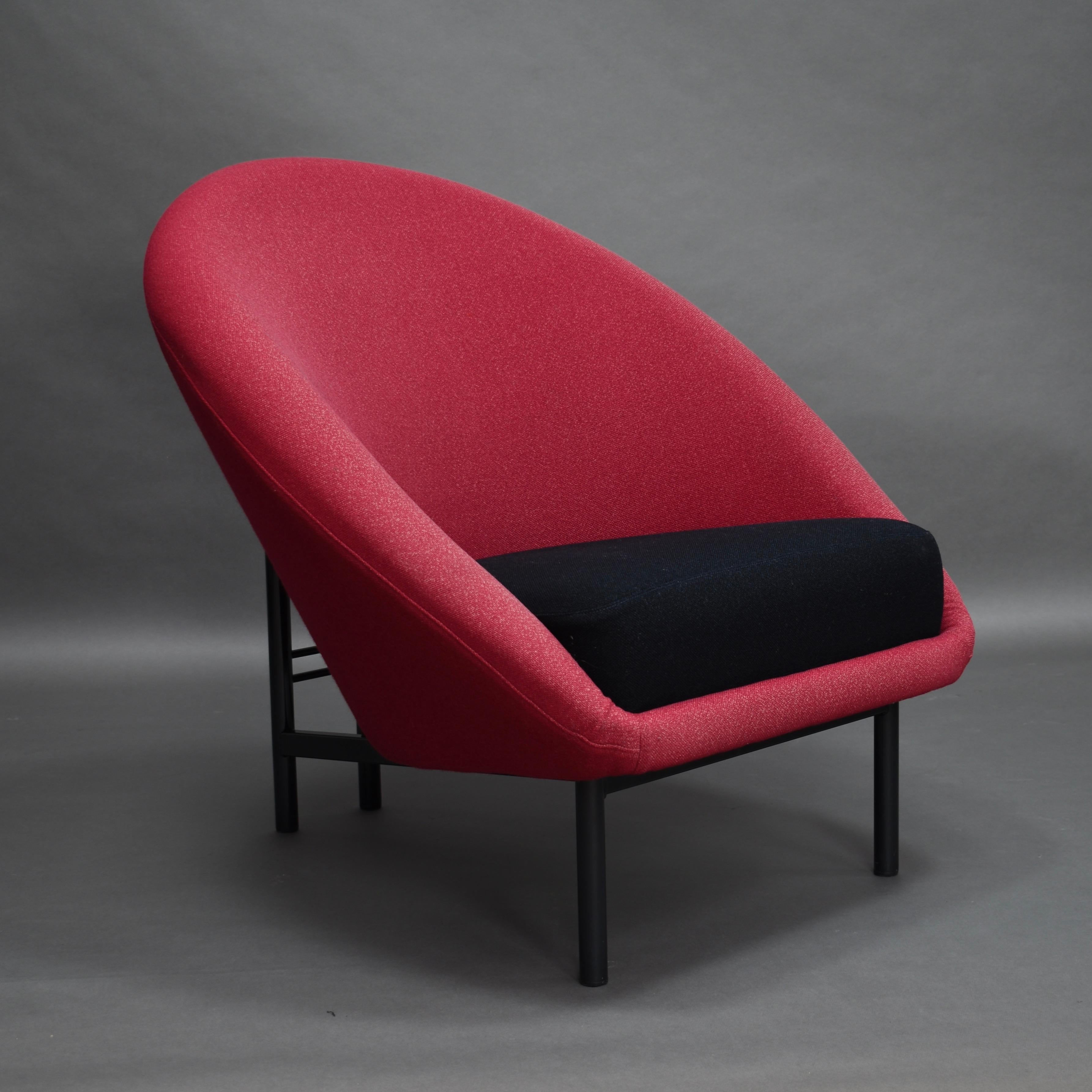 F815 armchair by Theo Ruth for Artifort, Netherlands, 1958.
This is a rare, amazing and sophisticated center-piece.
  

The fabric is a woven wool fabric by De Ploegstof. It is in good condition but shows signs of fading. The foam is in very
