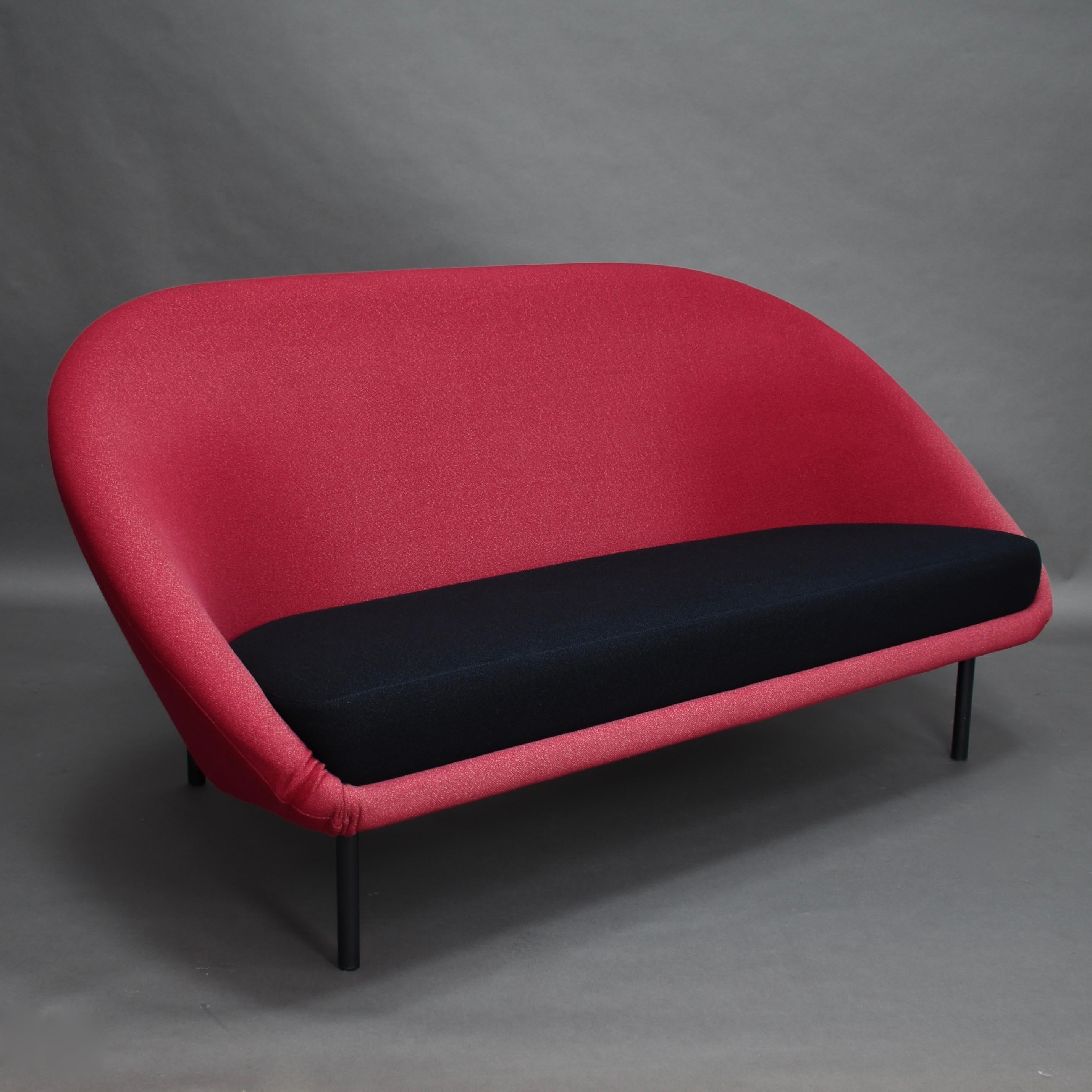 F815 sofa by Theo Ruth for Artifort, Netherlands, 1958.
This is are rare, amazing and sophisticated center-piece.

The sofa is upholstered in a wool fabric which has some fading.
The base is made of black lacquered metal.

Designer: Theo