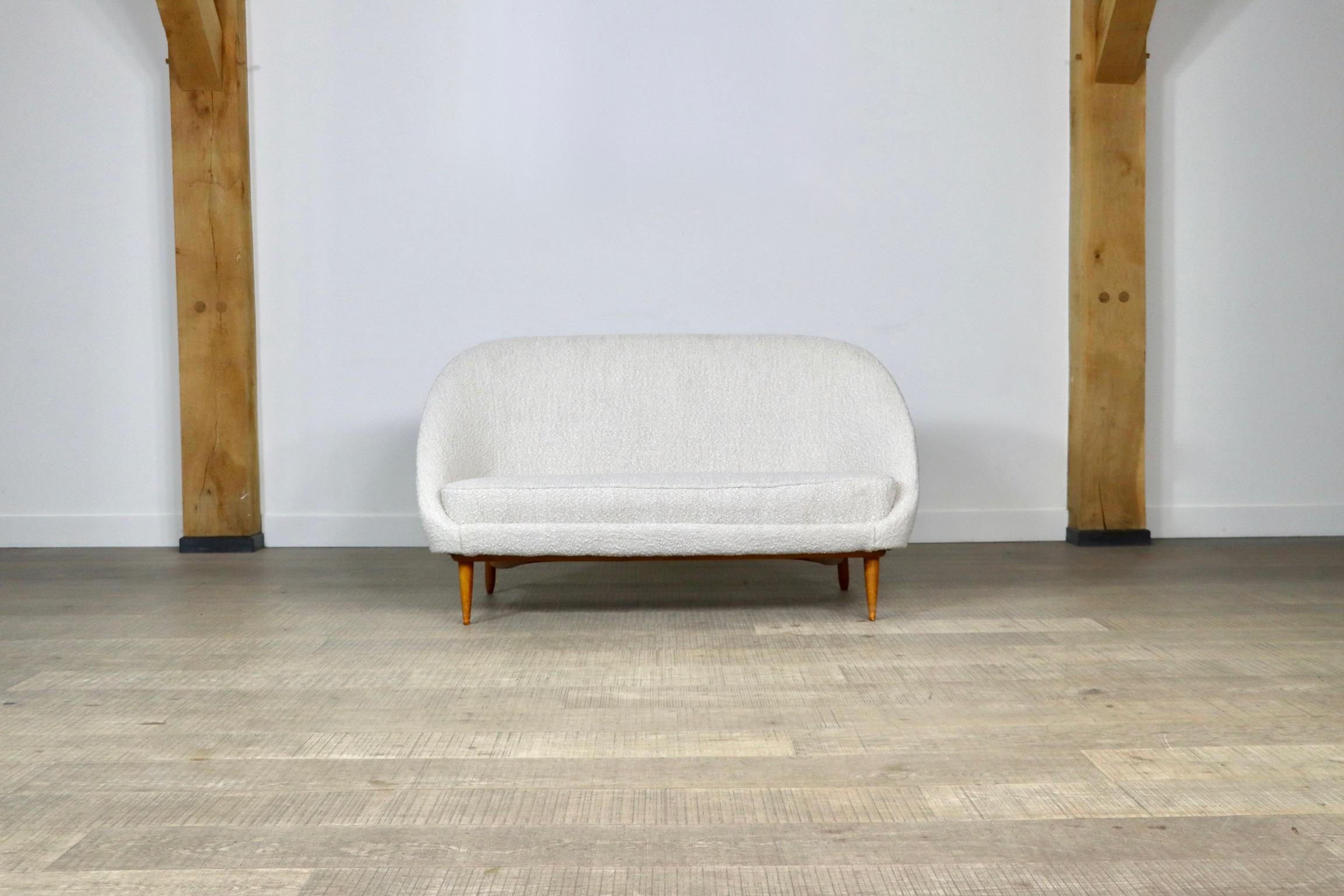 115 Sofa by Theo Ruth for Artifort, Netherlands, 1958. This piece is a rare, sophisticated center-piece. The sofa is upholstered in a beautiful high quality bouclé in a beige/cream colour which combines very well with the warm oak frame. This
