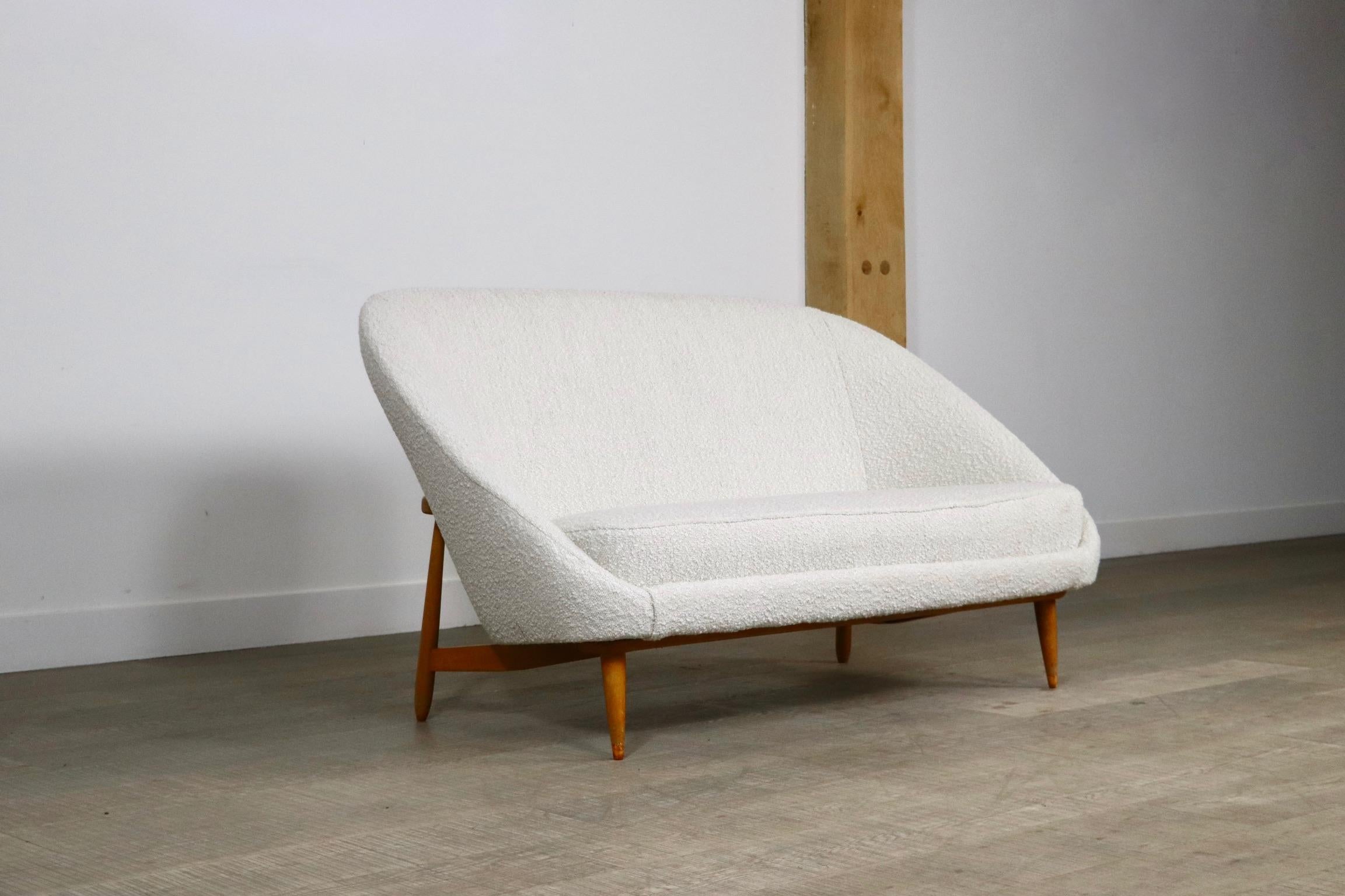 Theo Ruth for Artifort 115 Sofa in Bouclé and Oak, 1950s In Excellent Condition In ABCOUDE, UT