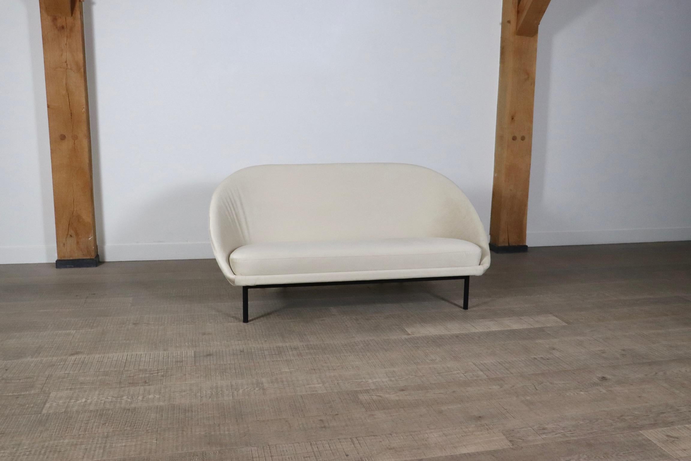 Theo Ruth For Artifort F115 Sofa In Beige Velvet And Metal , 1950s In Excellent Condition In ABCOUDE, UT