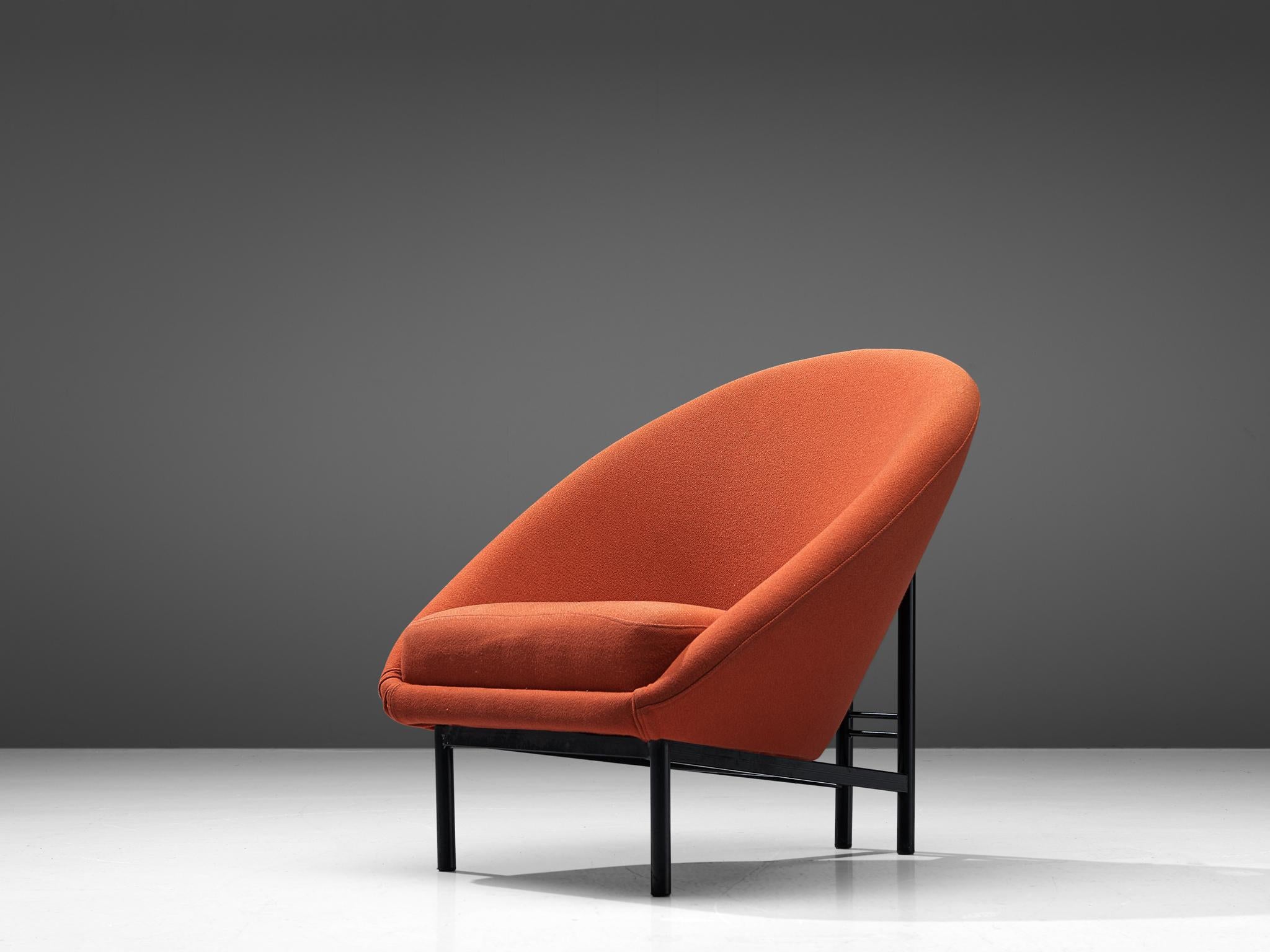 Theo Ruth pour Artifort, fauteuil, tissu et métal, Pays-Bas, 1970

Un fauteuil néerlandais en tissu orange de Theo Ruth. Le dos s'incline légèrement vers l'arrière et présente le flux naturel reconnaissable et la sensation du design de Ruth. Le