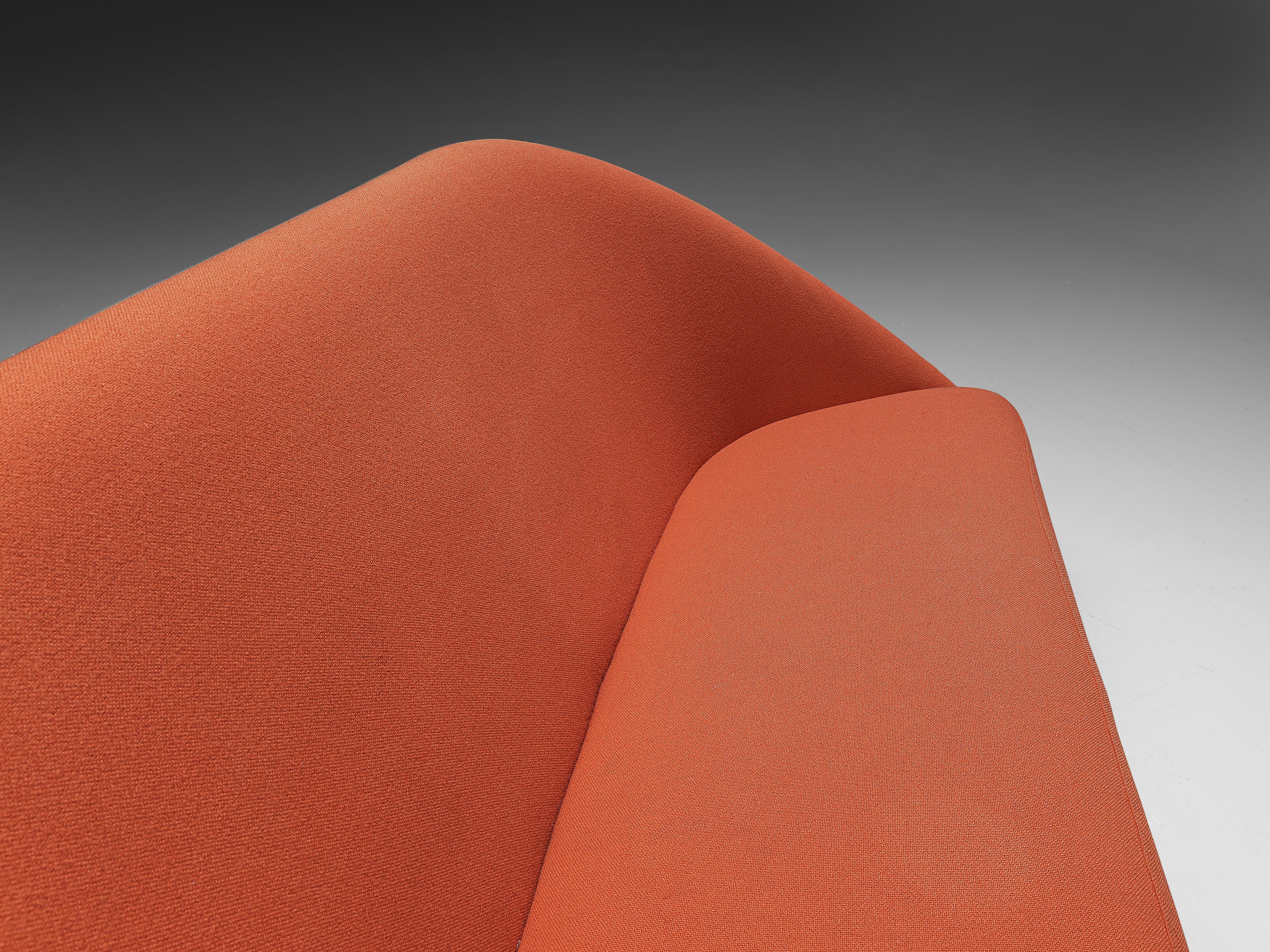 Theo Ruth für Artifort Sofa mit orange-roter Polsterung  (Moderne der Mitte des Jahrhunderts) im Angebot