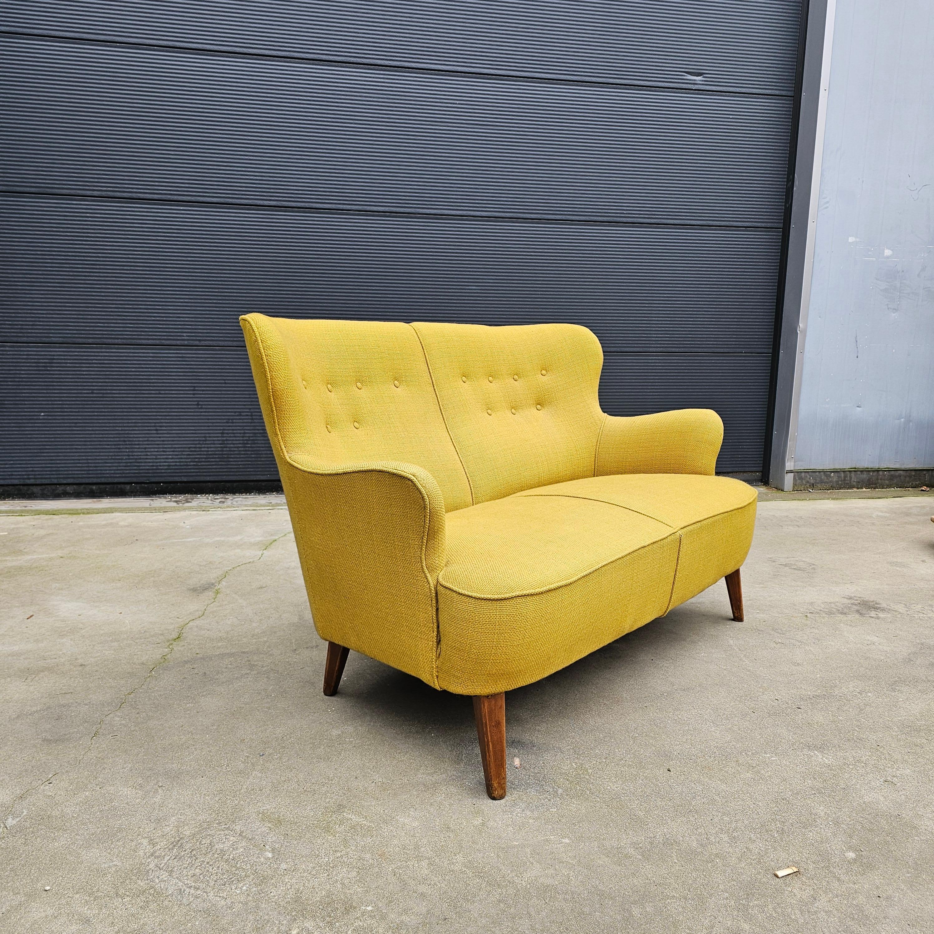 Theo Ruth for Artifort, Original Classic 2 Seater  In Good Condition For Sale In Waasmunster, BE