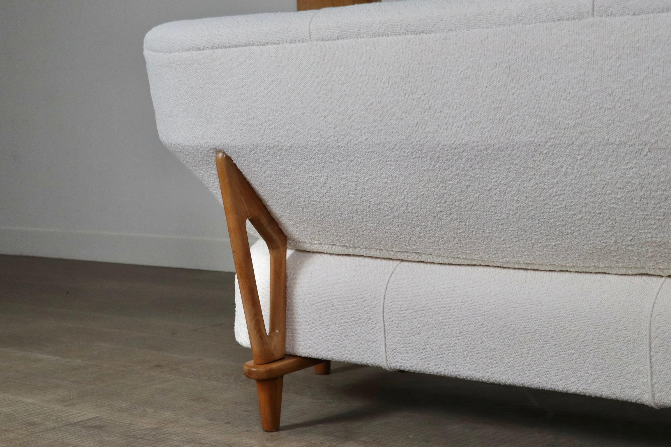 Theo Ruth for Artifort Sofa 109 in bouclé and oak, 1950s For Sale 7