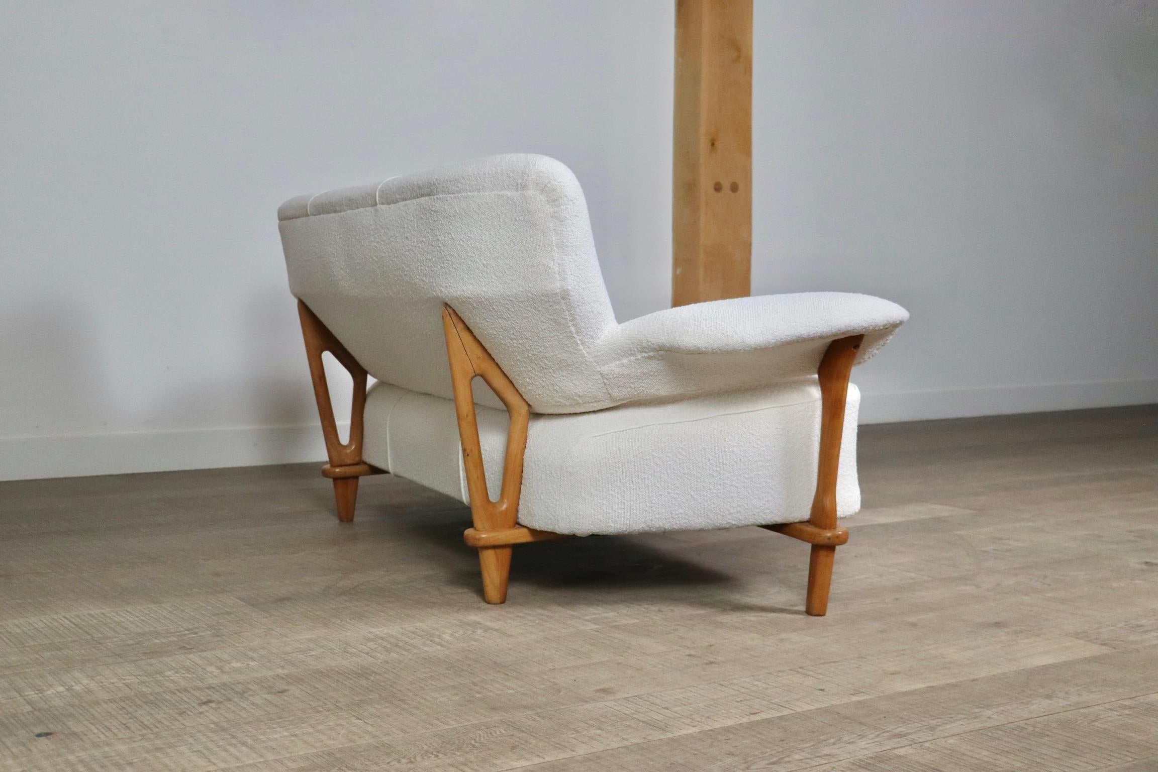 Theo Ruth for Artifort Sofa 109 in bouclé and oak, 1950s In Good Condition For Sale In ABCOUDE, UT
