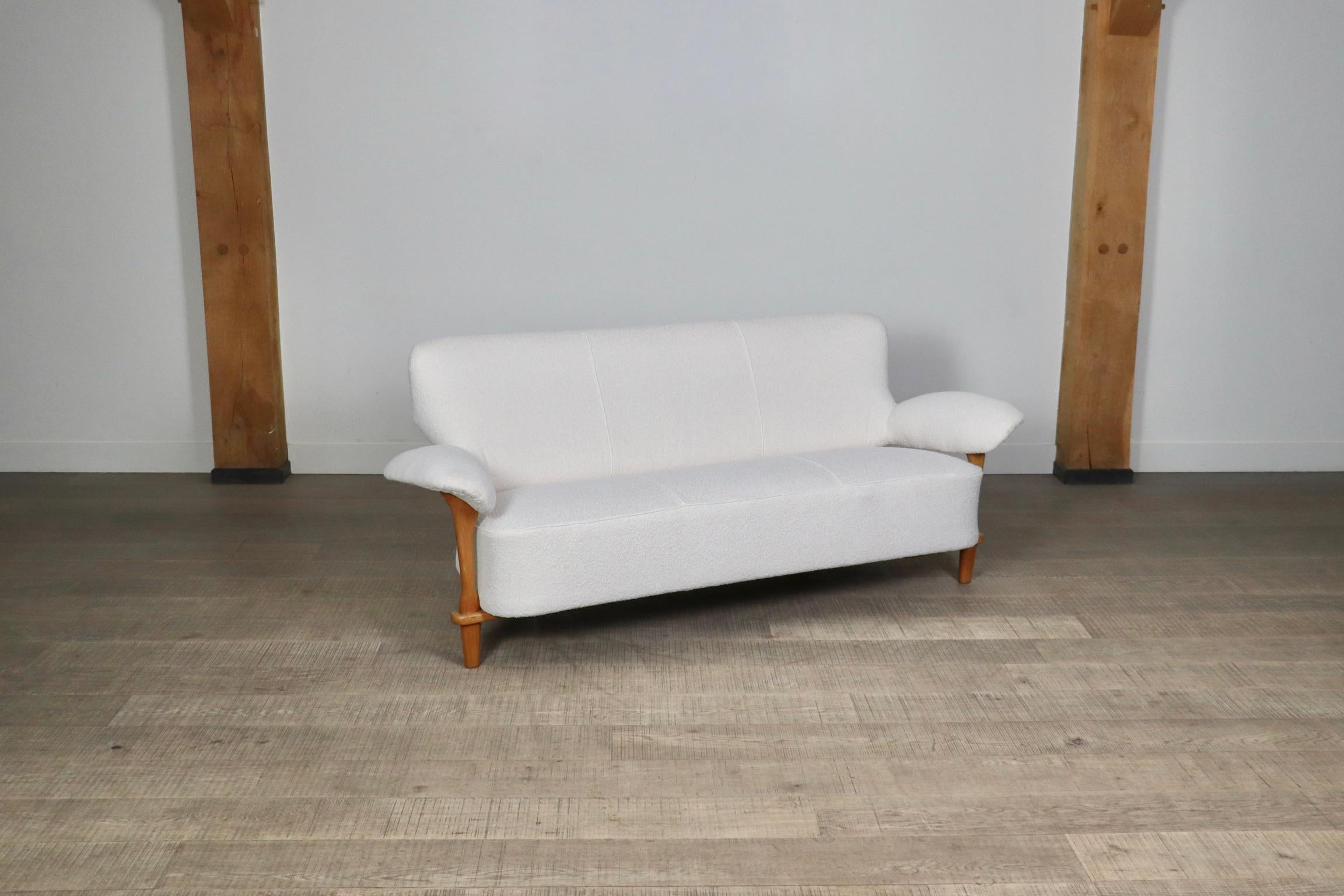 Theo Ruth for Artifort Sofa 109 in bouclé and oak, 1950s For Sale 2