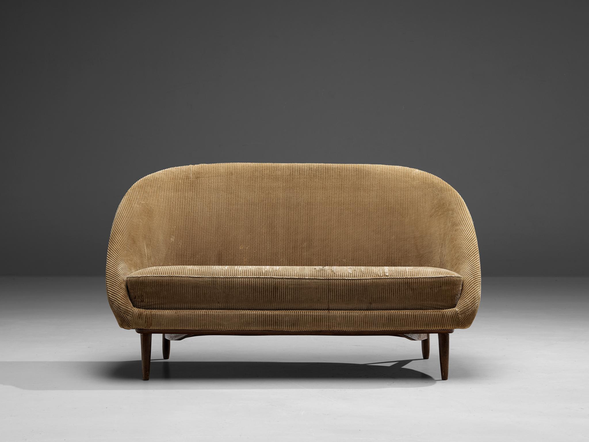 Theo Ruth for Artifort, sofa, fabric, wood, Netherlands, 1970. 

A Dutch settee in beige corduroy upholstery by Theo Ruth. The back tilts slightly backward and has the recognizable natural flow and feel of Ruth's design. The frame of the sofa is