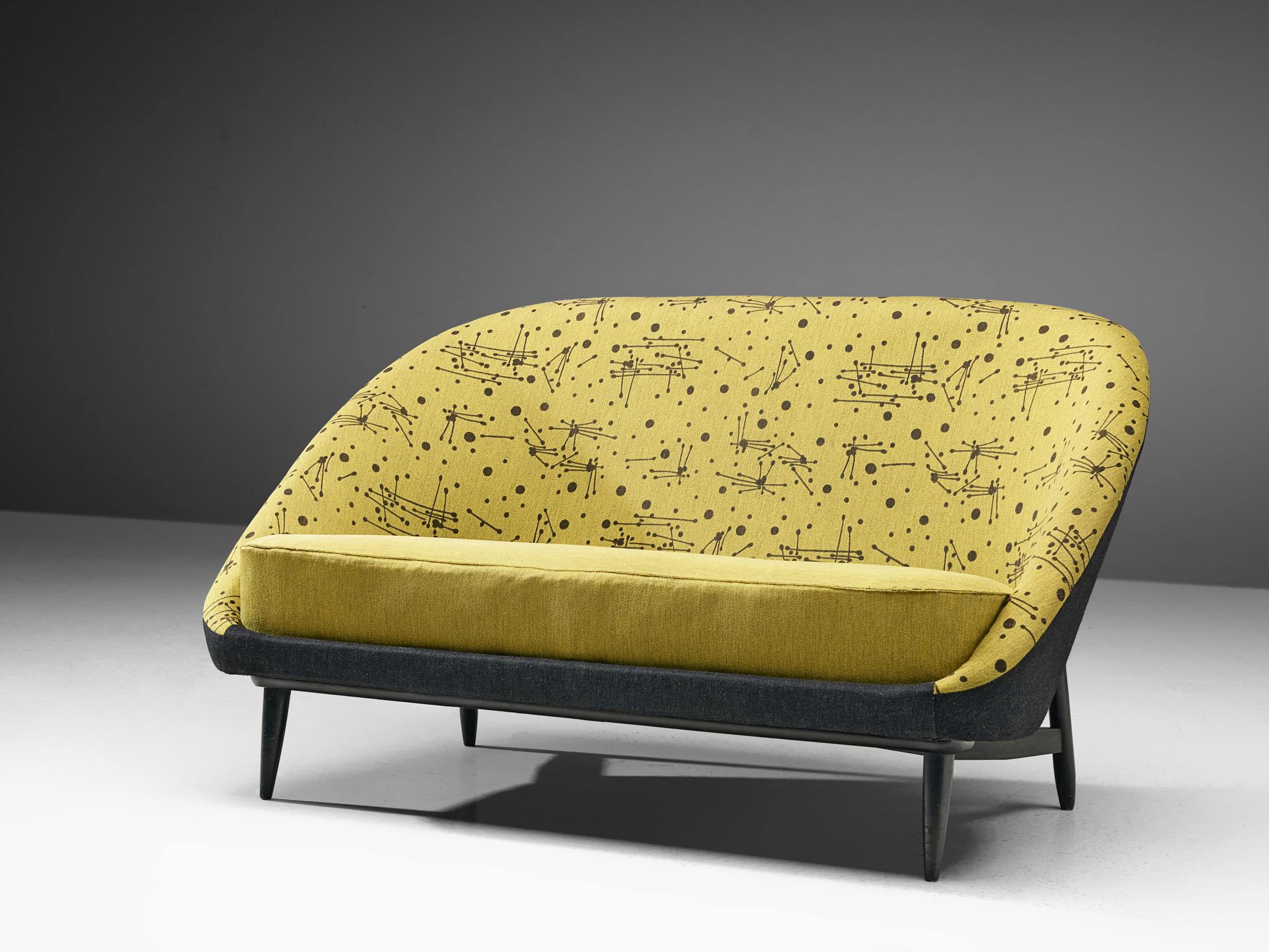 Theo Ruth for Artifort, sofa, fabric, wood, Netherlands 1970. 

A Dutch settee in a two-toned, printed fabric by Theo Ruth. The back tilts slightly backward and has the recognizable natural flow and feel of Ruth's design. The frame of the sofa is