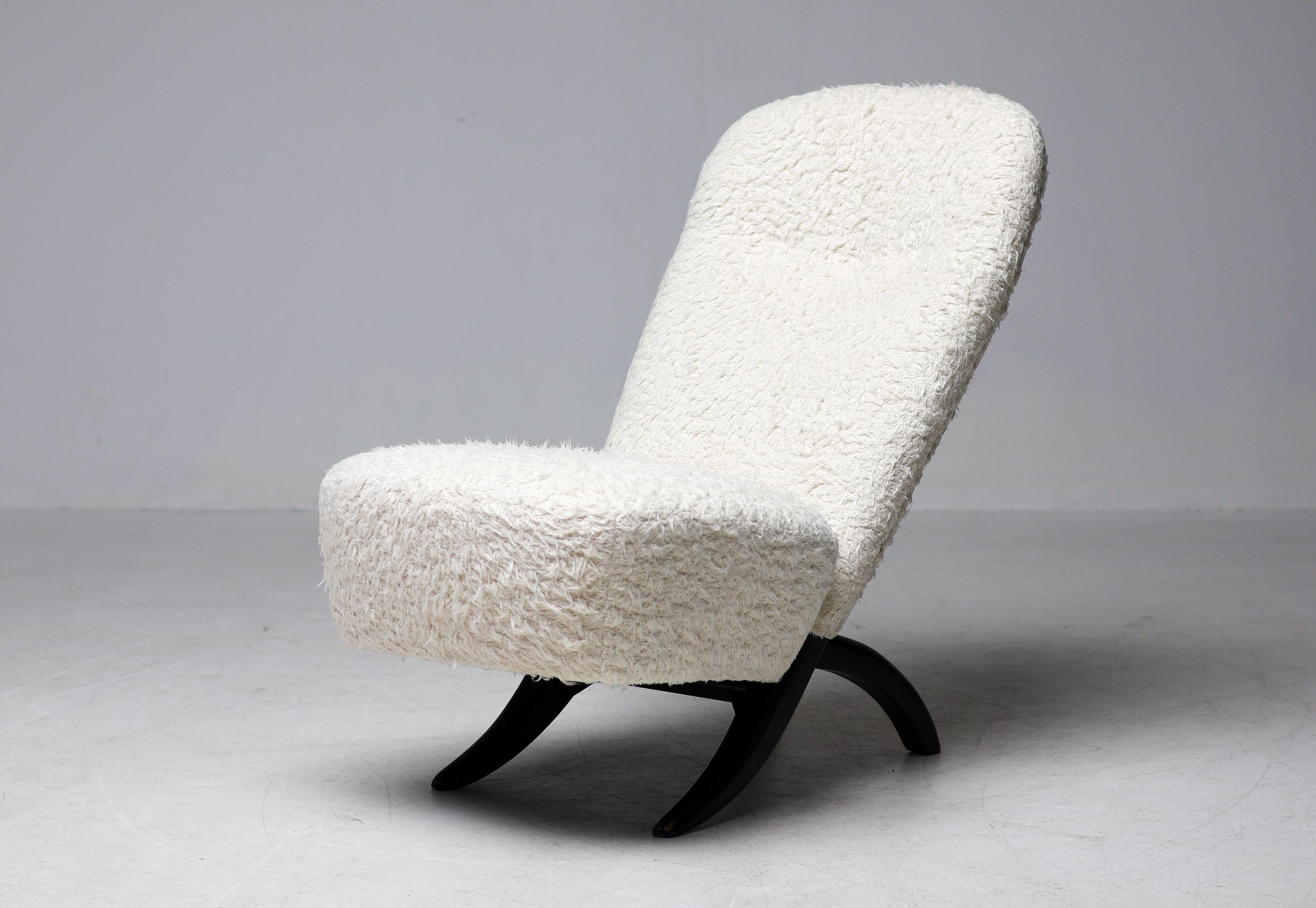 Theo Ruth for Artifort White Teddy 'Congo' Chair Dutch Mid Century Modern In Excellent Condition For Sale In Dronten, NL