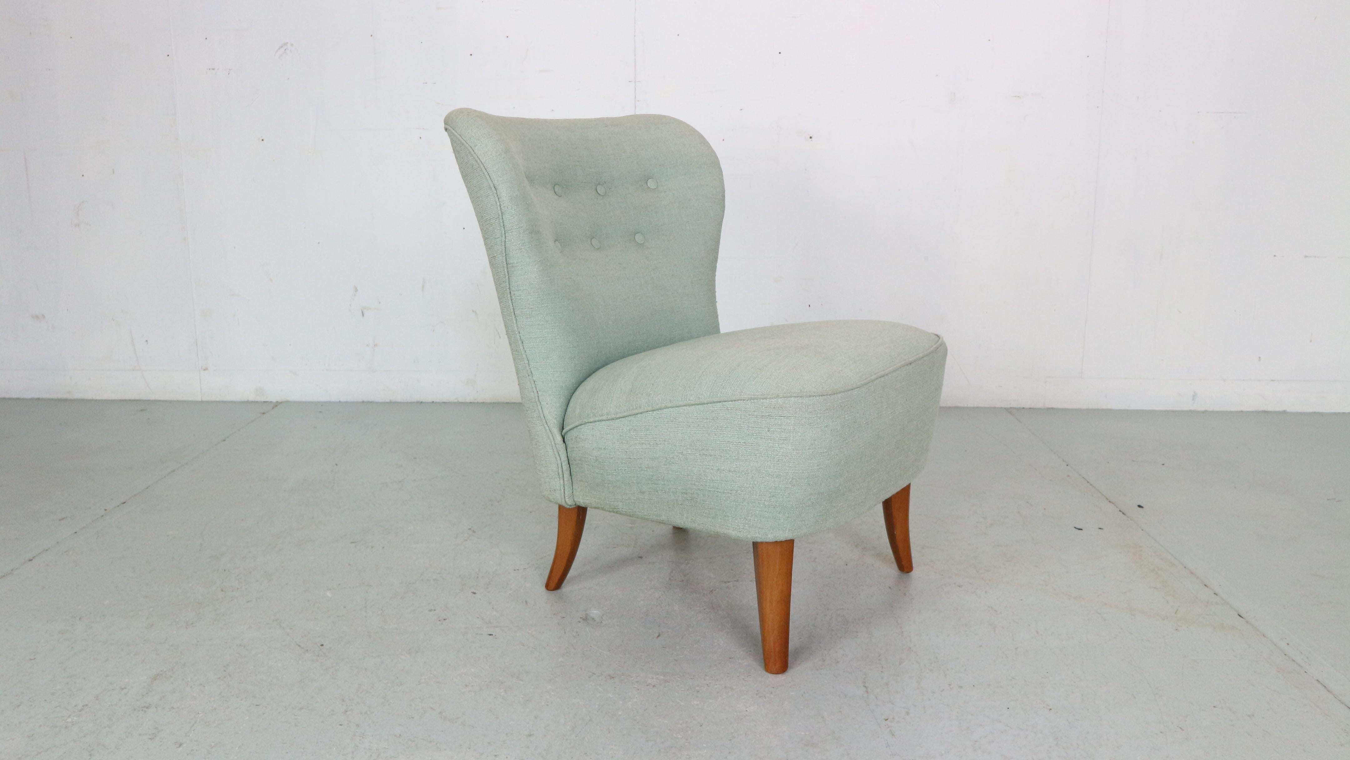 Mid-Century Modern period armless lounge chair designed by famous Dutch designer Theo Ruth and manufactured by Artifort, 1960's Netherlands.

Model 