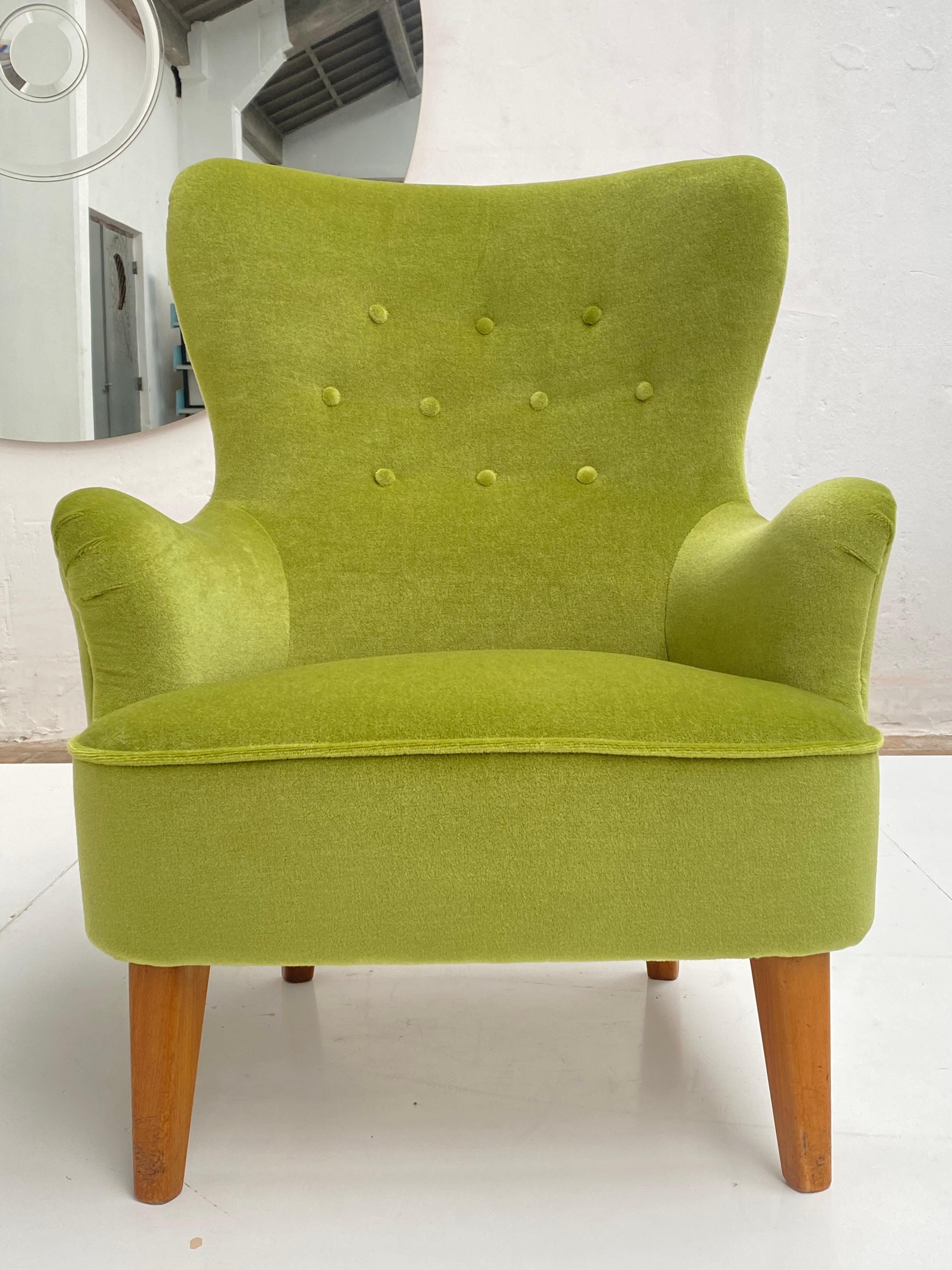 1950's Lounge chair by Dutch designer Theo Ruth for Artifort

Fully restored and upholstered in our in-house upholstery atelier (see last 2 photo's)
We used a vivid forrest green Mohair `Wool Velvet 'Musco' fabric by Dutch manufacturer De