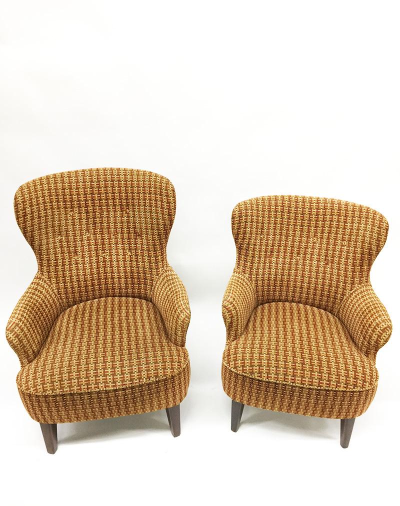 Theo Ruth lounge chairs for Artifort
The Netherlands, 1950s
One lounge chair with a highly winged back and 3 rows buttons
One lounge chair with a low winged back and 2 rows buttons
The upholstery is a multi colored woven fabric

The measurements 
*
