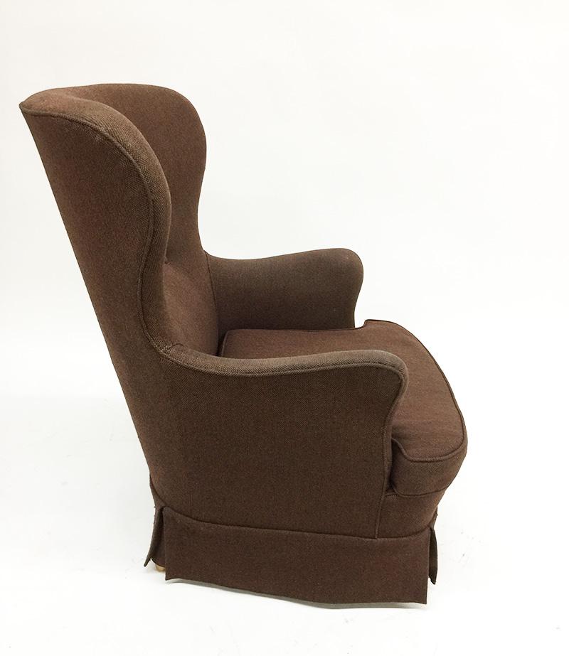 Artifort lounge chair by Theo Ruth The Netherlands, 1950s

A lounge chair with a highly winged back and 3 rows buttons 
The upholstery is a brown and black woven fabric 
The measurement is 93 cm high, the depth is 60 cm and 74 cm wide 
The seat