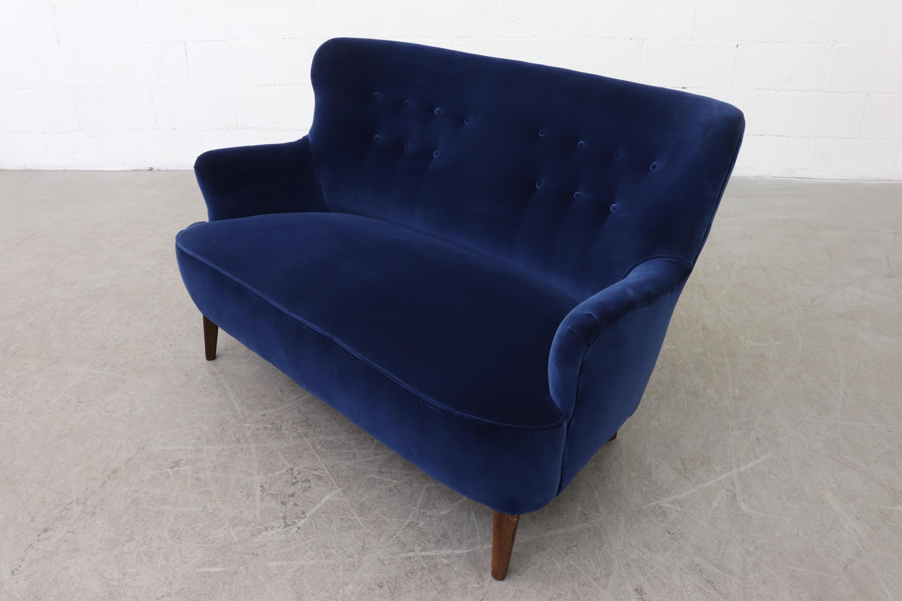 Theo Ruth Loveseat for Artifort in Navy Blue Velvet In Good Condition In Los Angeles, CA