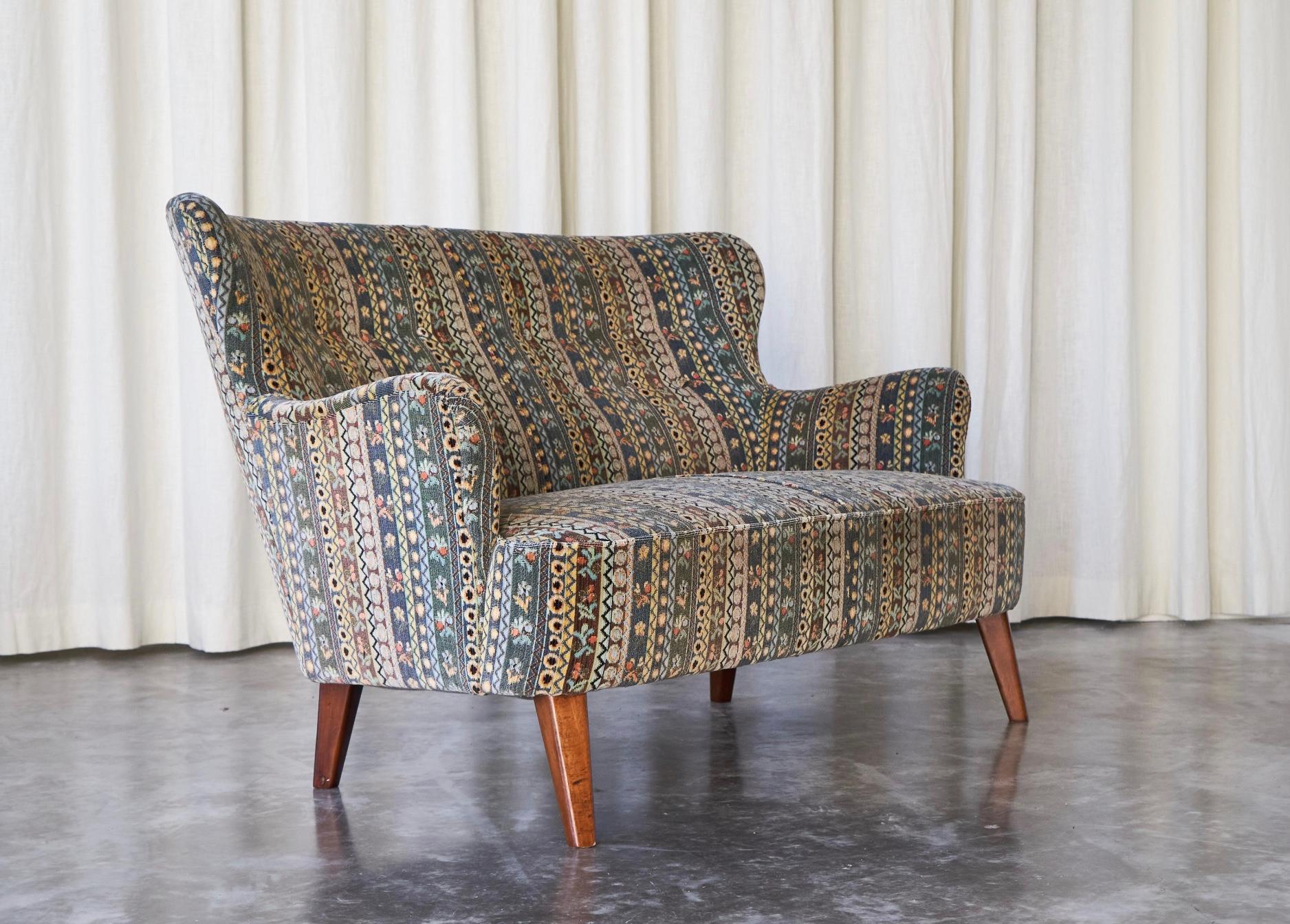 Divano di metà secolo di Theo Ruth per Artifort, Paesi Bassi, 1956.

Si tratta di un meraviglioso divano disegnato da Theo Ruth per Wagemans & van Tuinen / Artifort, realizzato nel 1956.

Il design di questo divano è in stile classico di metà secolo