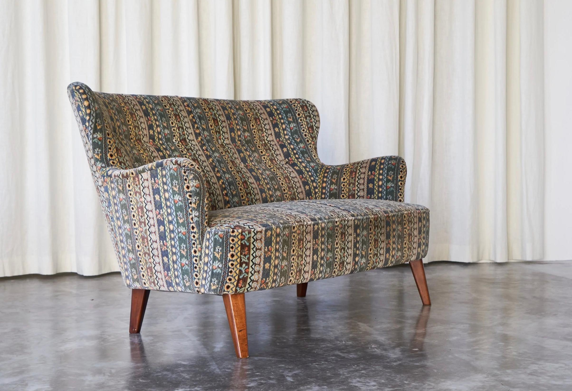 Theo Ruth Mid Century Sofa for Artifort, The Netherlands, 1956.

This is a wonderful sofa designed by Theo Ruth for Wagemans & van Tuinen / Artifort, made in 1956.

The design of this sofa is classic mid-century and Scandinavian in style, but really