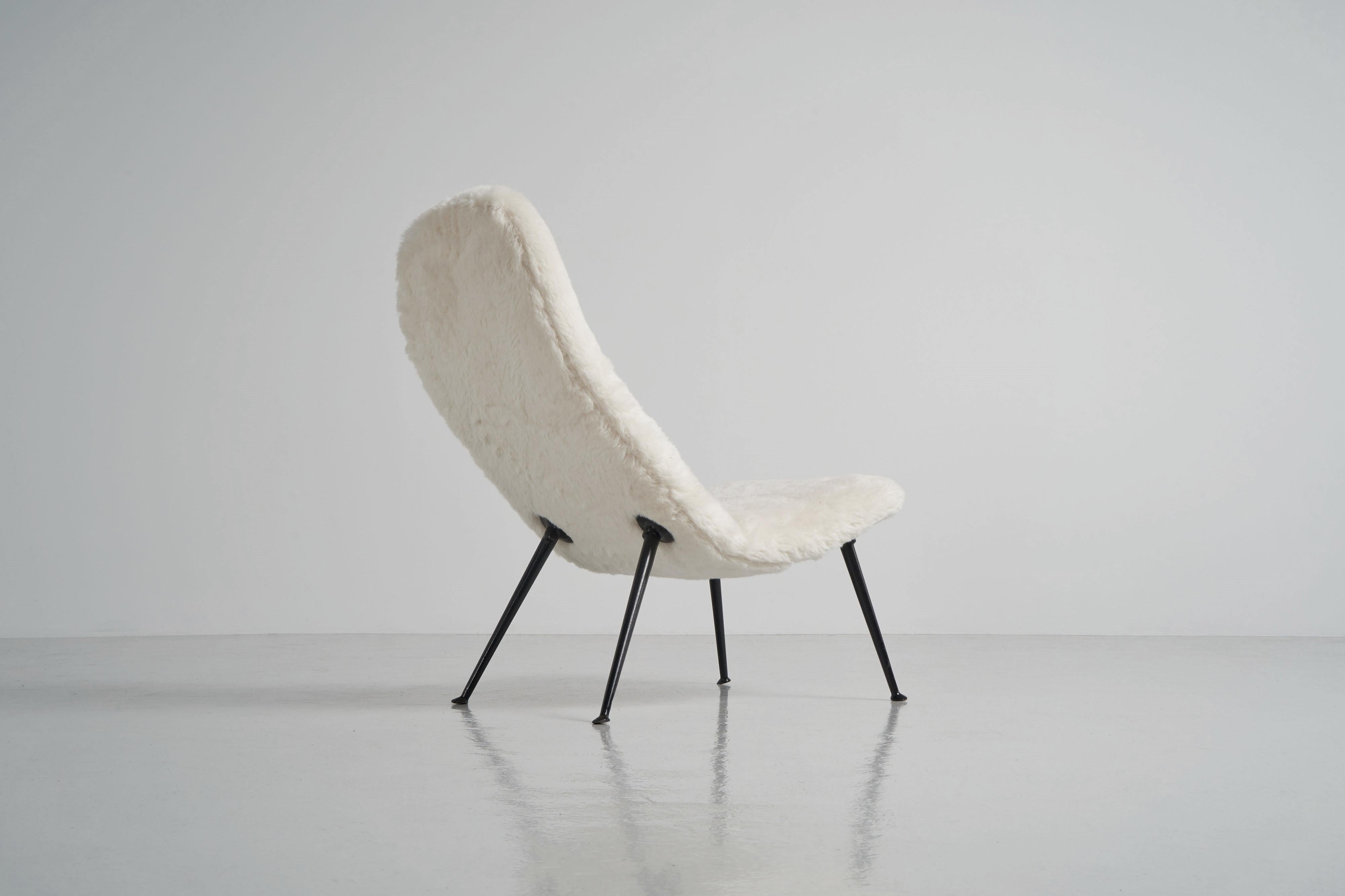 Der Loungesessel Modell 135 von Theo Ruth, der 1956 für Artifort entworfen wurde, ist ein klassisches und elegantes Möbelstück. Mit seinen klaren Linien und seiner schlanken Silhouette ist er das perfekte Beispiel für den Modernismus der 1950er