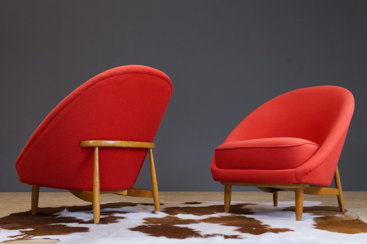 Pair of Theo Ruth club chairs in red wool fabric, for Artifort, The Netherlands 1950s. The back tilts slightly backward and has the recognisable natural flow and comfort of Ruth's design. 

The chairs have a great seating comfort. Both chairs are