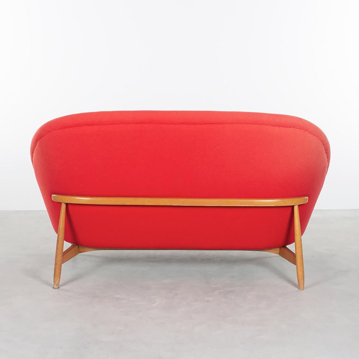 Theo Ruth Sofa / Loveseat Model 115 in Red Wool for Artifort, Netherlands In Good Condition In Amsterdam, NL