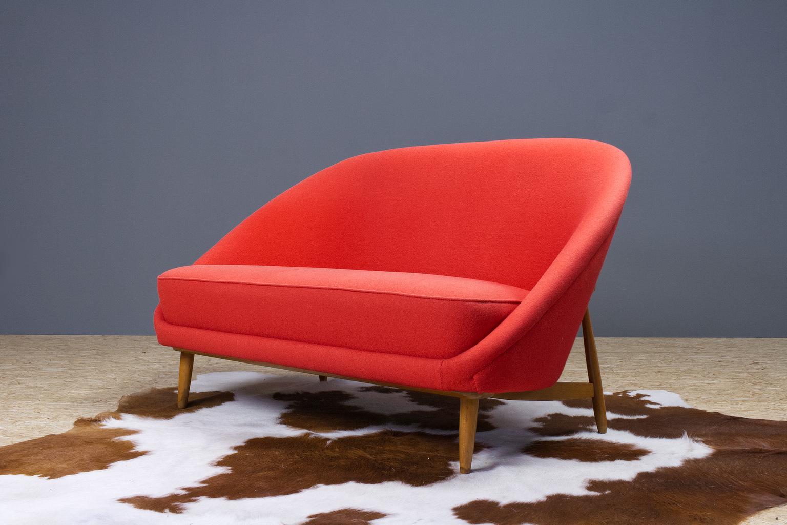 Theo Ruth sofa in red (model 115), for Artifort, The Netherlands. The back tilts slightly backward and has the recognisable natural flow and comfort of Ruth's design. This two-seat or love seat, has a great seating comfort. Item is marked with an