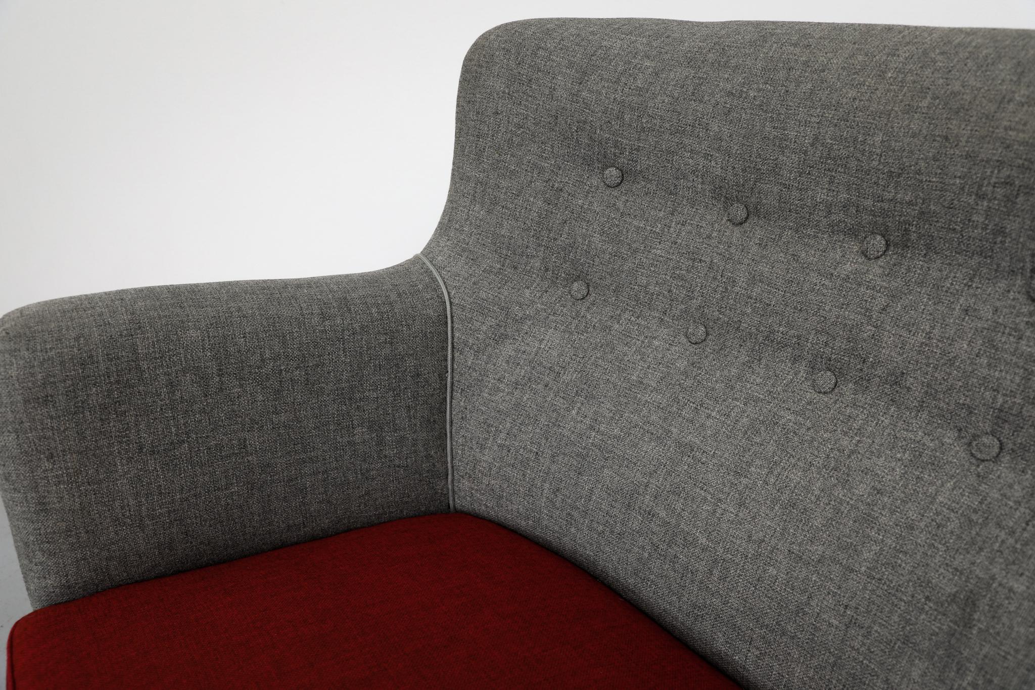 Sofá Style Upholstering Theo Ruth de lana gris y roja con líneas en picado en venta 3