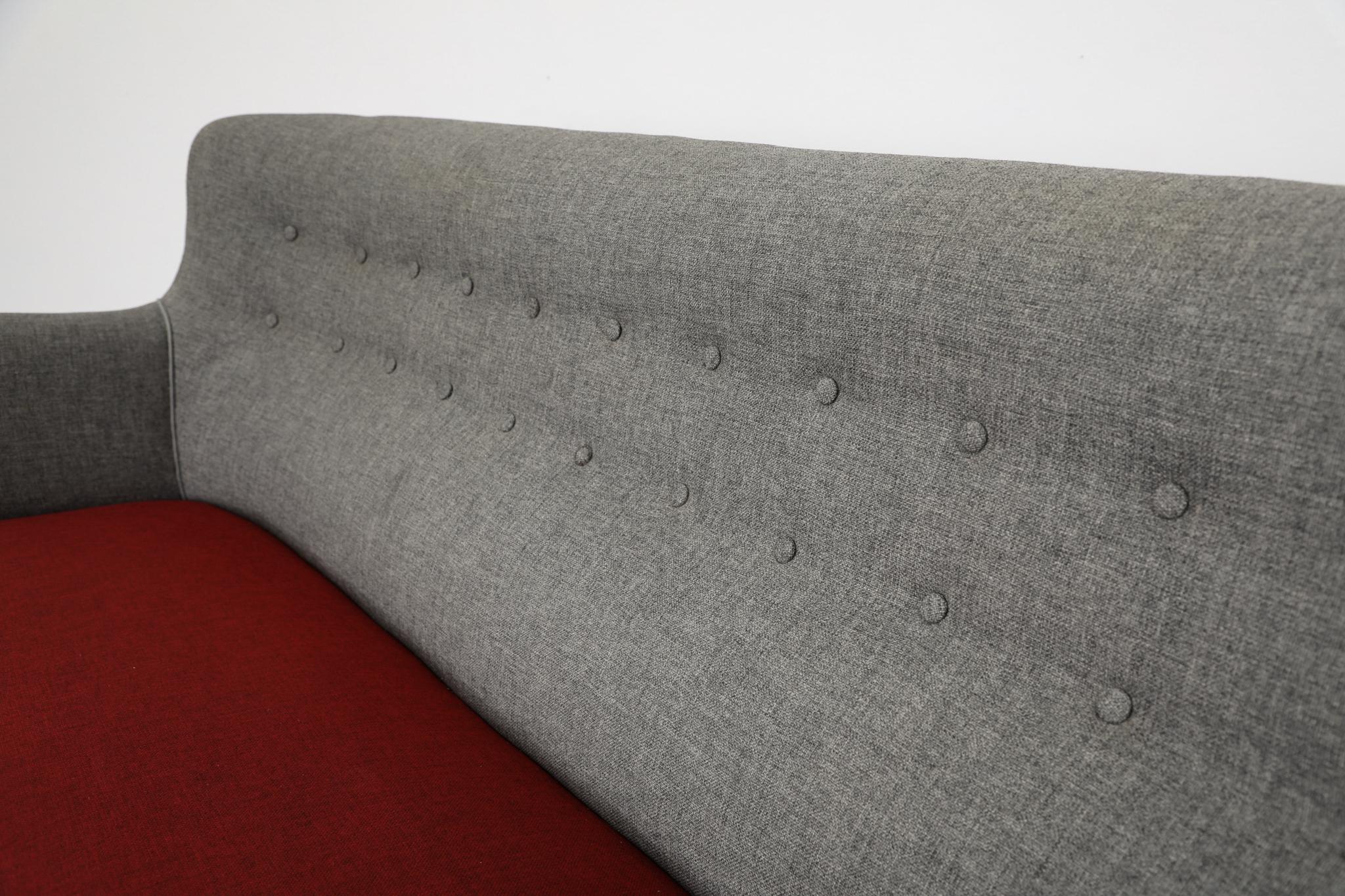 Sofá Style Upholstering Theo Ruth de lana gris y roja con líneas en picado en venta 4