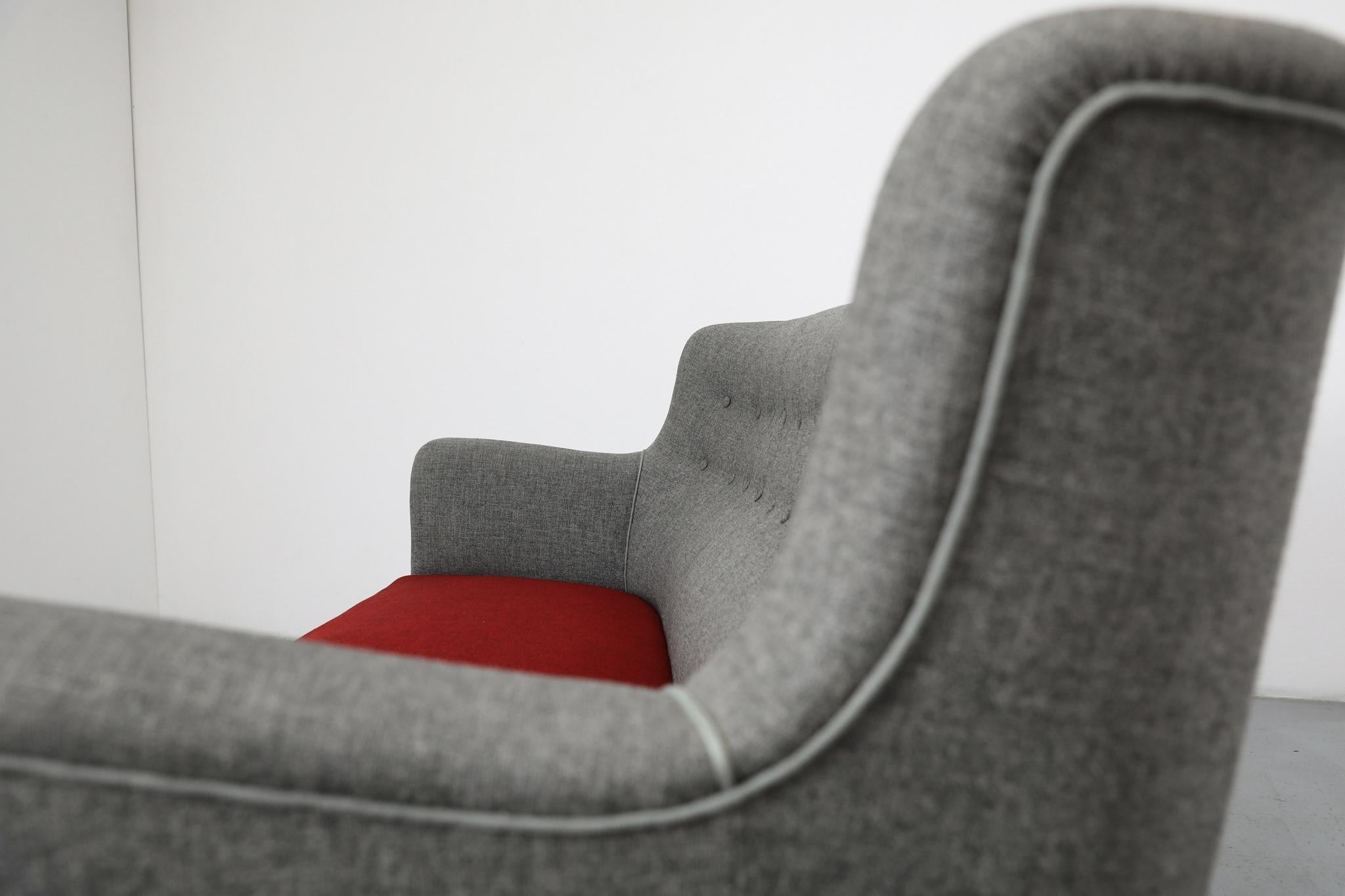 Sofá Style Upholstering Theo Ruth de lana gris y roja con líneas en picado en venta 5