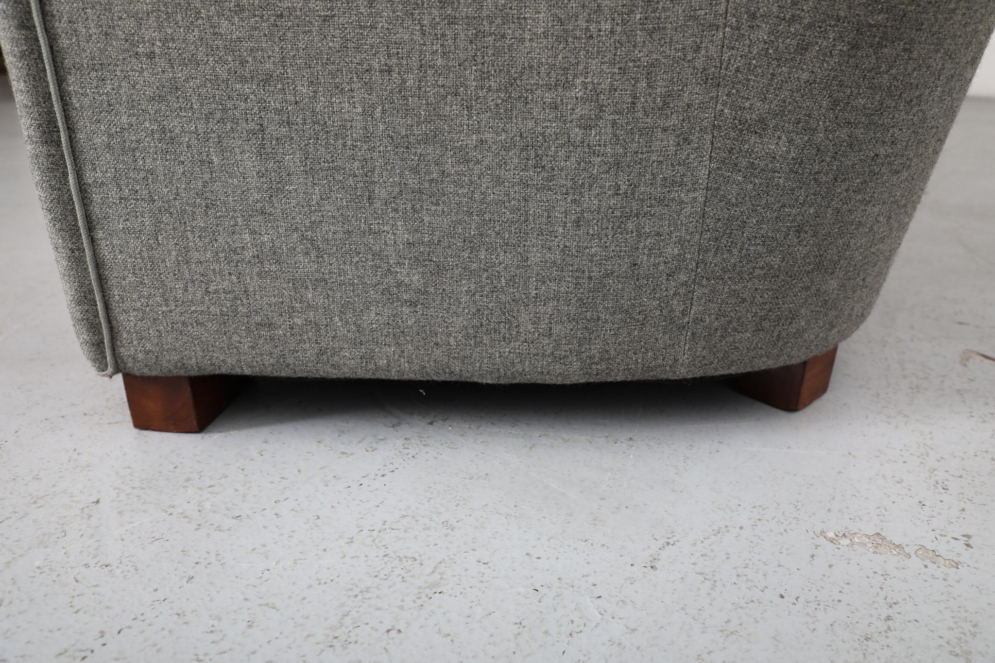 Sofá Style Upholstering Theo Ruth de lana gris y roja con líneas en picado en venta 8
