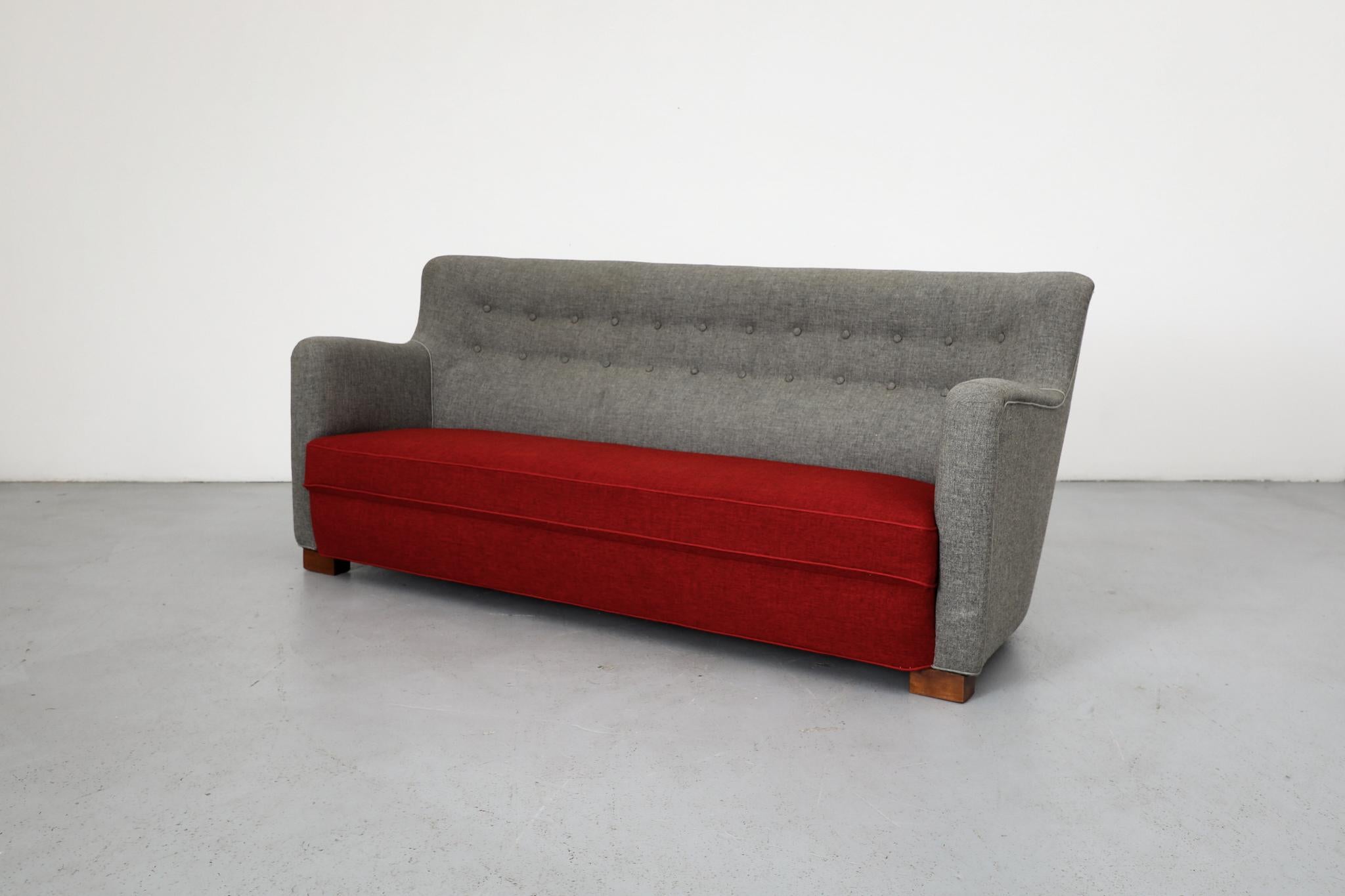 Sofá Style Upholstering Theo Ruth de lana gris y roja con líneas en picado en venta 9