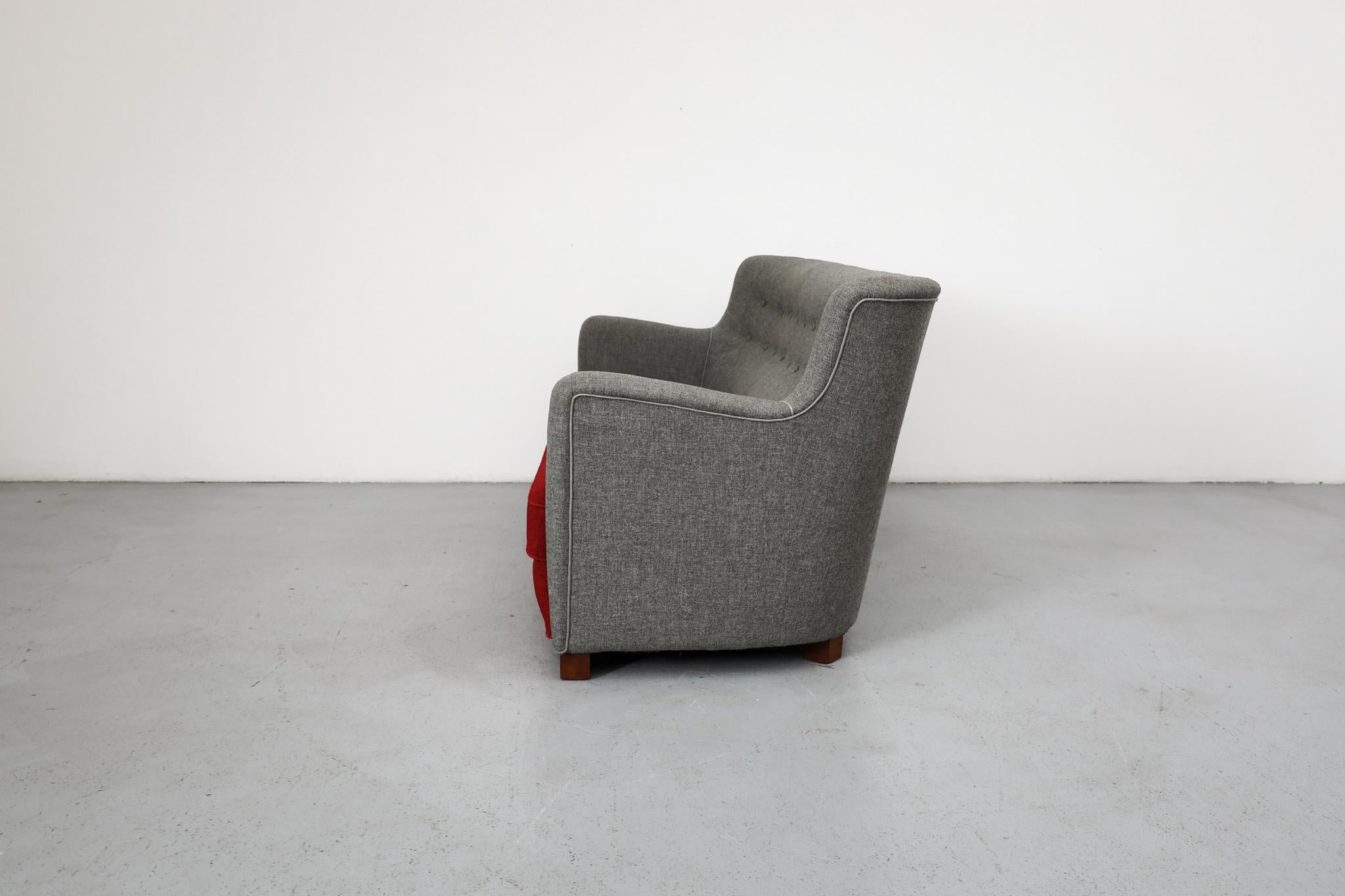 Sofá Style Upholstering Theo Ruth de lana gris y roja con líneas en picado Danés en venta