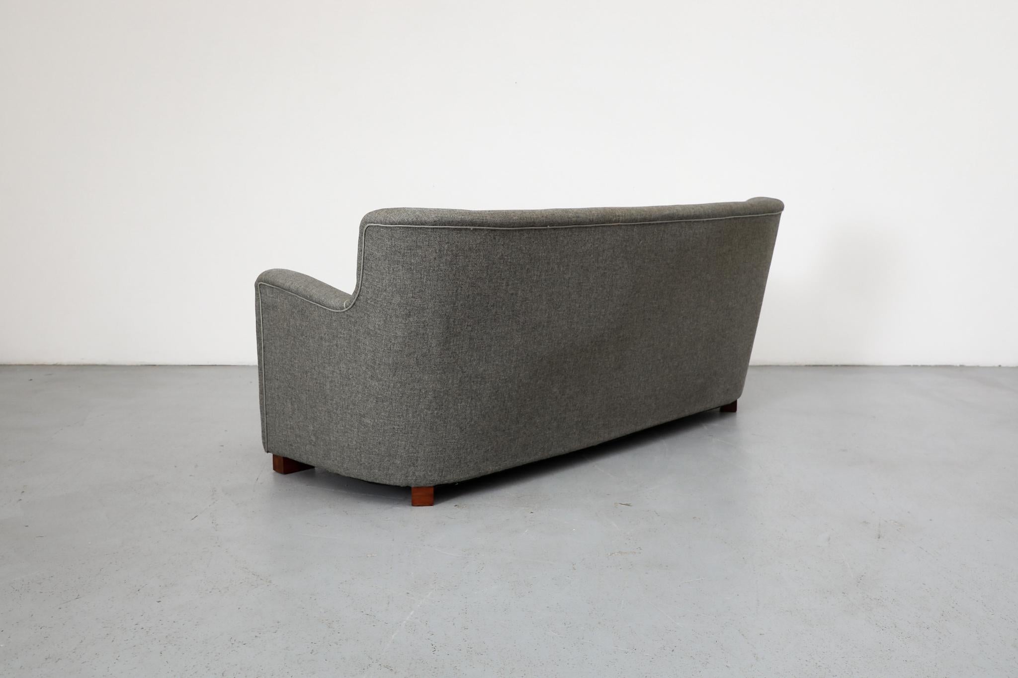Sofá Style Upholstering Theo Ruth de lana gris y roja con líneas en picado en Bueno estado para la venta en Los Angeles, CA