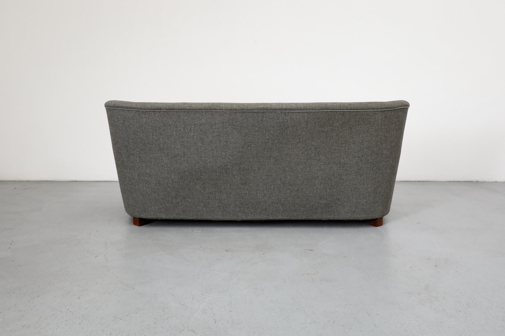 Sofá Style Upholstering Theo Ruth de lana gris y roja con líneas en picado mediados del siglo XX en venta