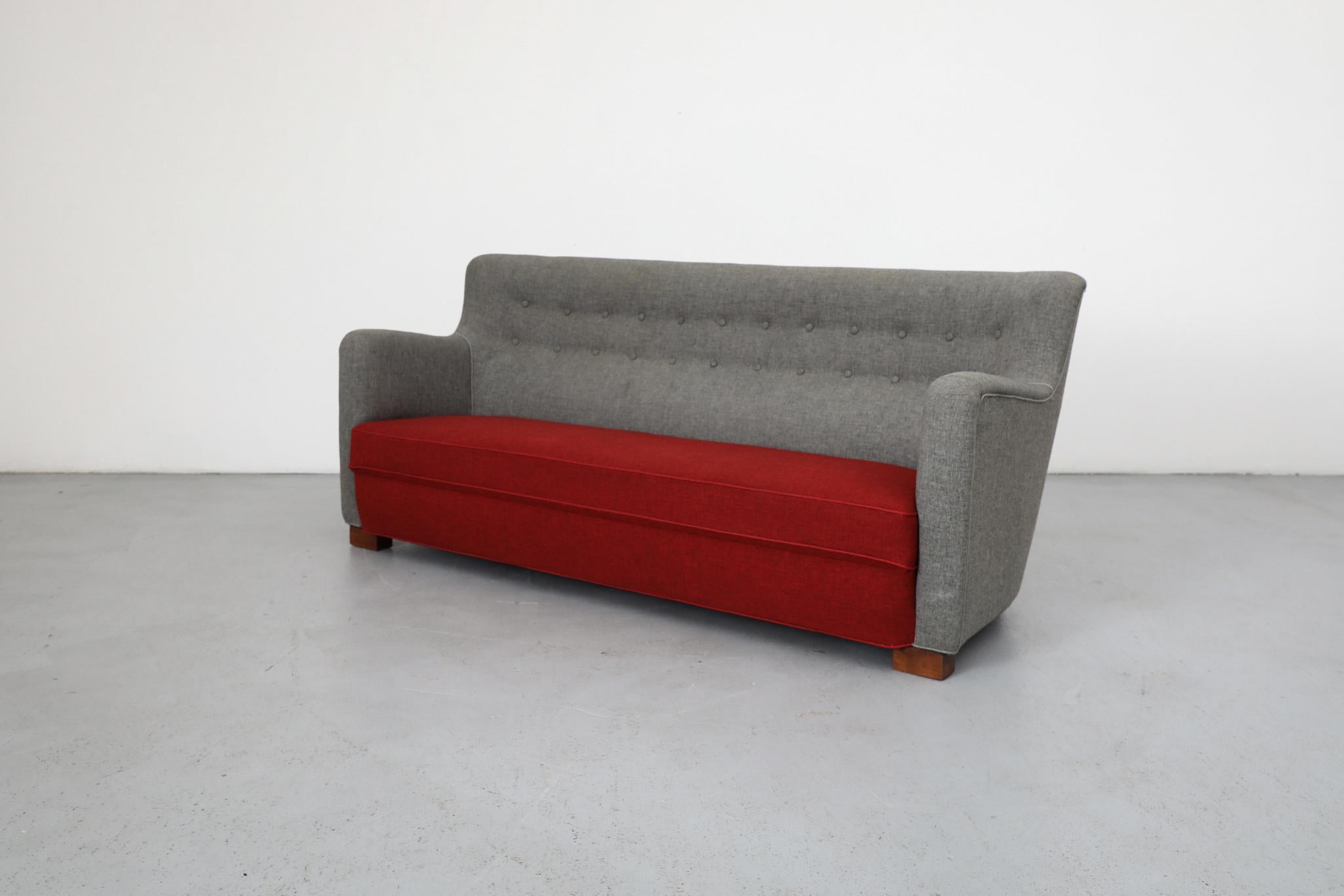 Sofá Style Upholstering Theo Ruth de lana gris y roja con líneas en picado Lana en venta