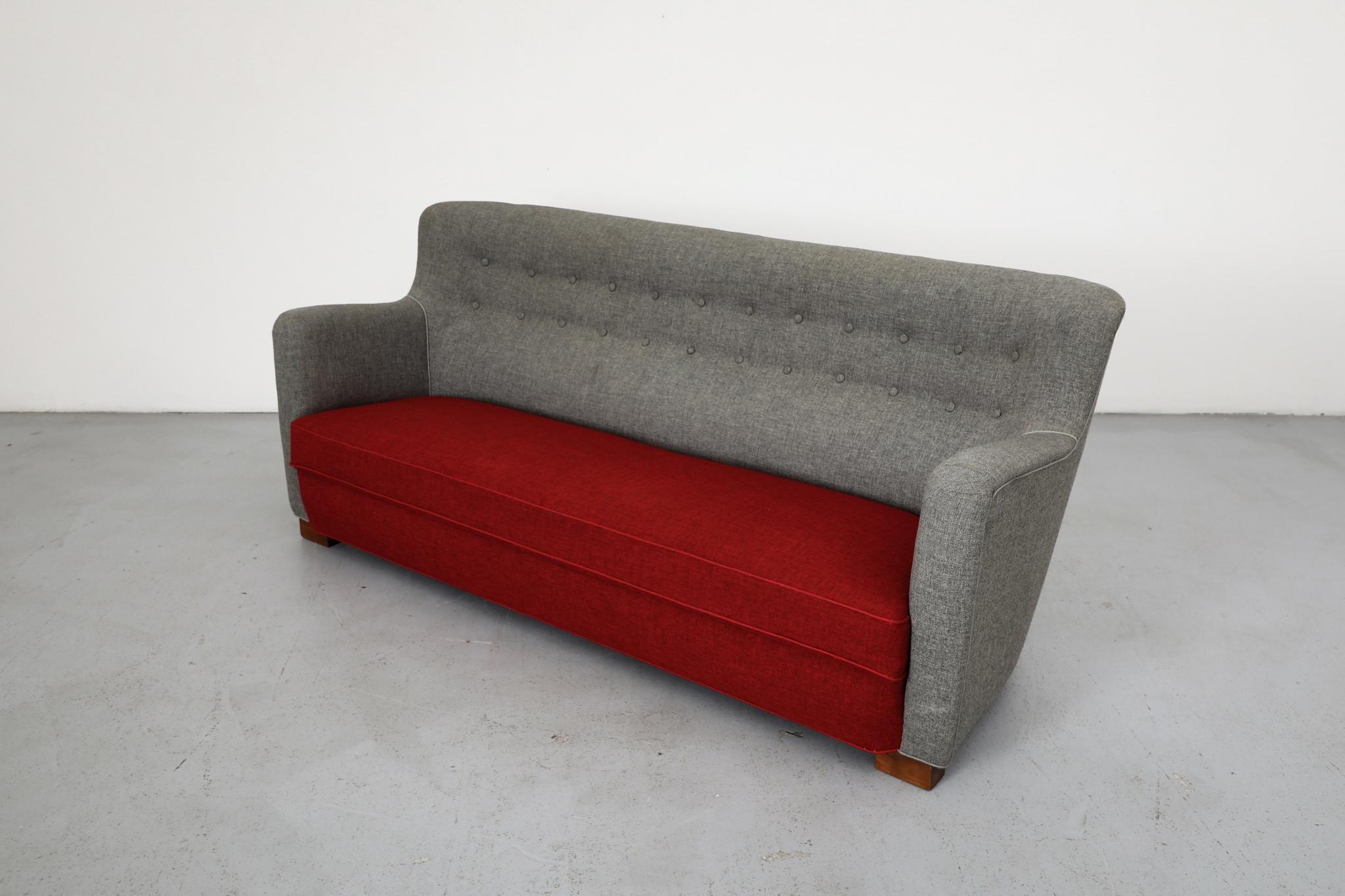 Sofá Style Upholstering Theo Ruth de lana gris y roja con líneas en picado en venta 1