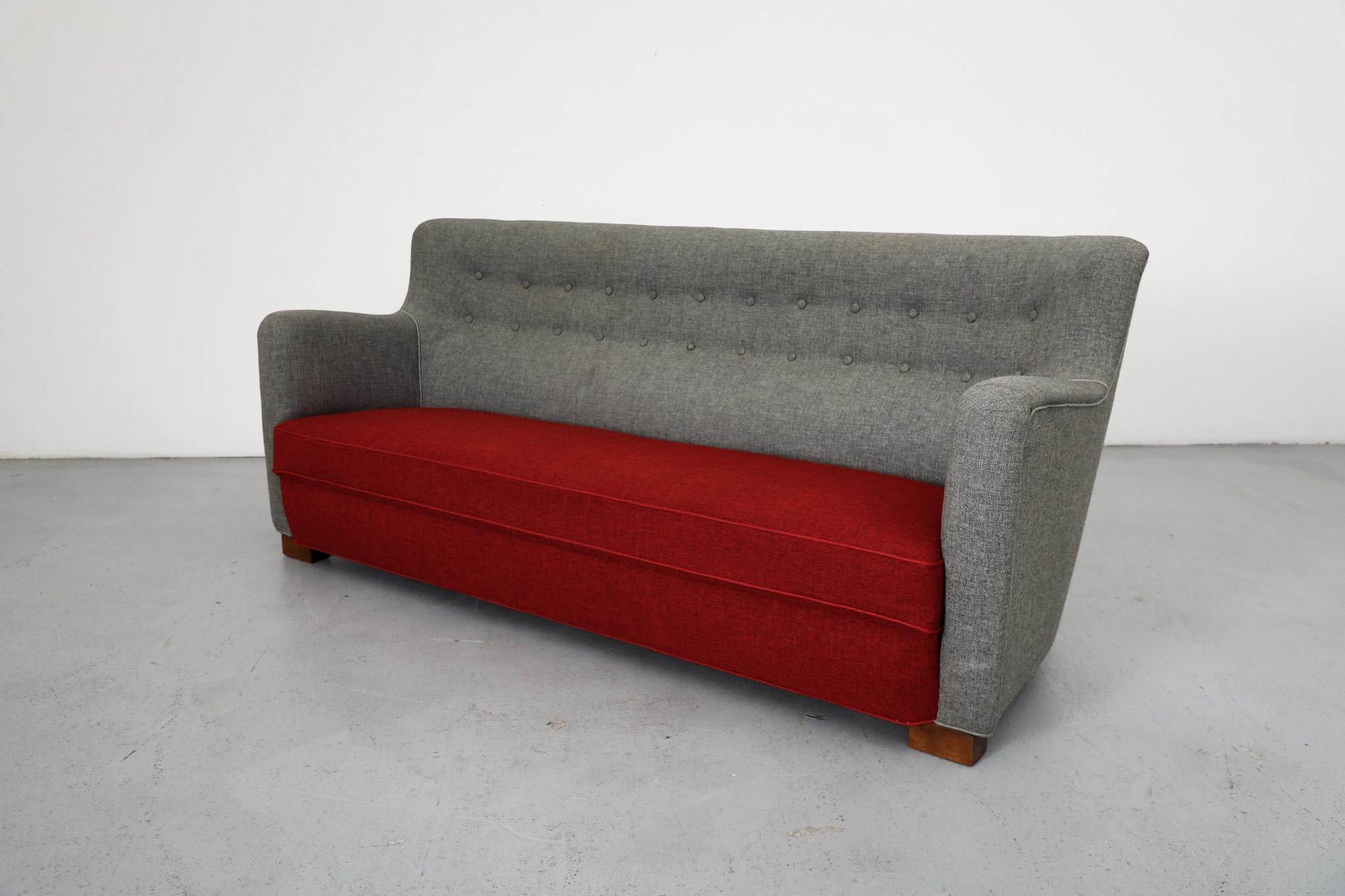 Sofá Style Upholstering Theo Ruth de lana gris y roja con líneas en picado en venta 2